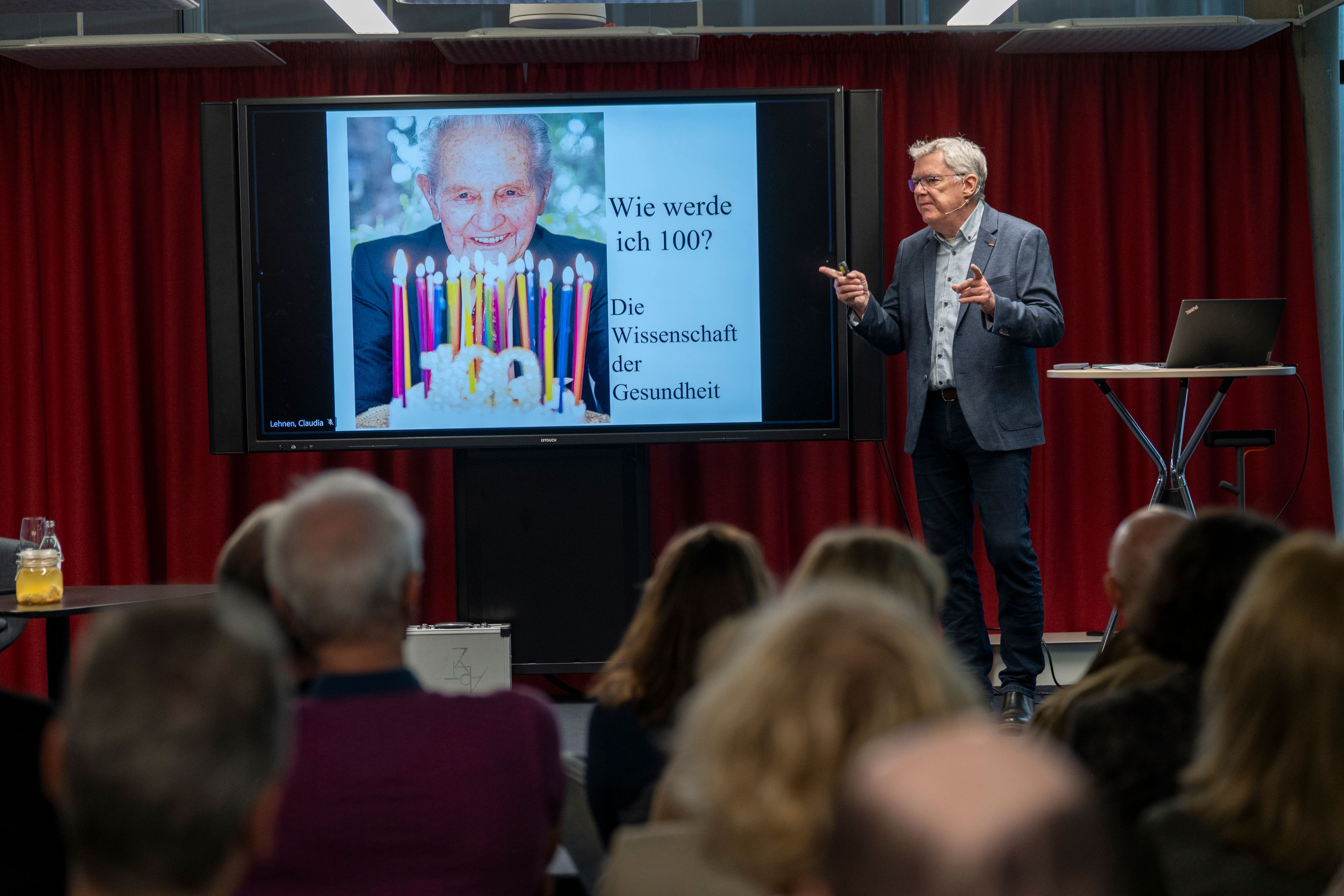 06.05.2026, Köln: Dr. Magnus Heier referiert zum Thema "Wie werde ich 100 - und bleibe dabei fit?". Veranstaltung des KStA im Neven DuMont Haus. Foto: Uwe Weiser