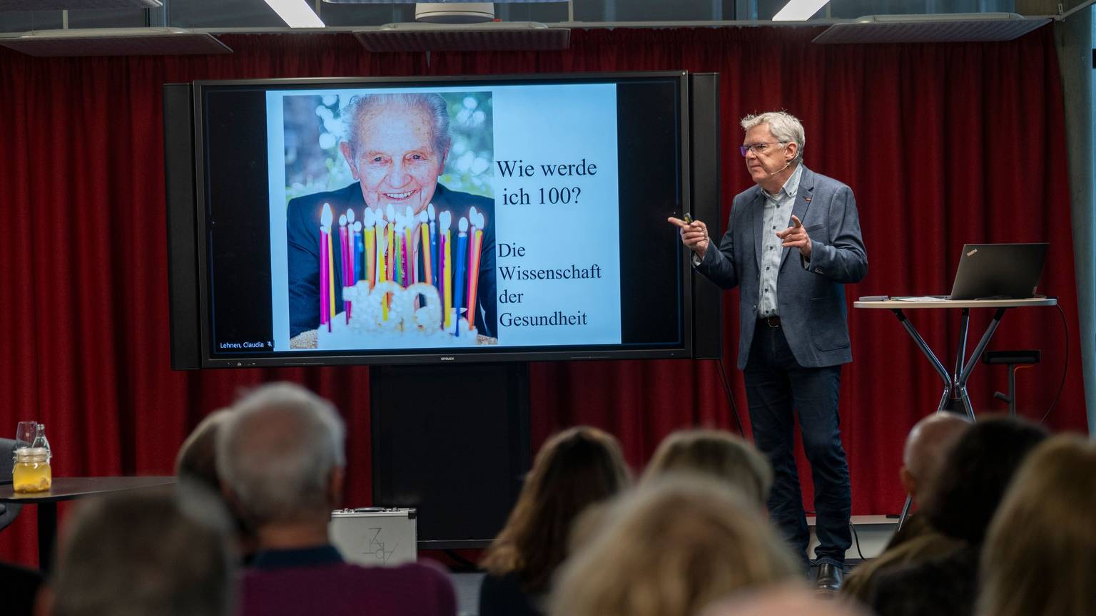 06.05.2026, Köln: Dr. Magnus Heier referiert zum Thema "Wie werde ich 100 - und bleibe dabei fit?". Veranstaltung des KStA im Neven DuMont Haus. Foto: Uwe Weiser