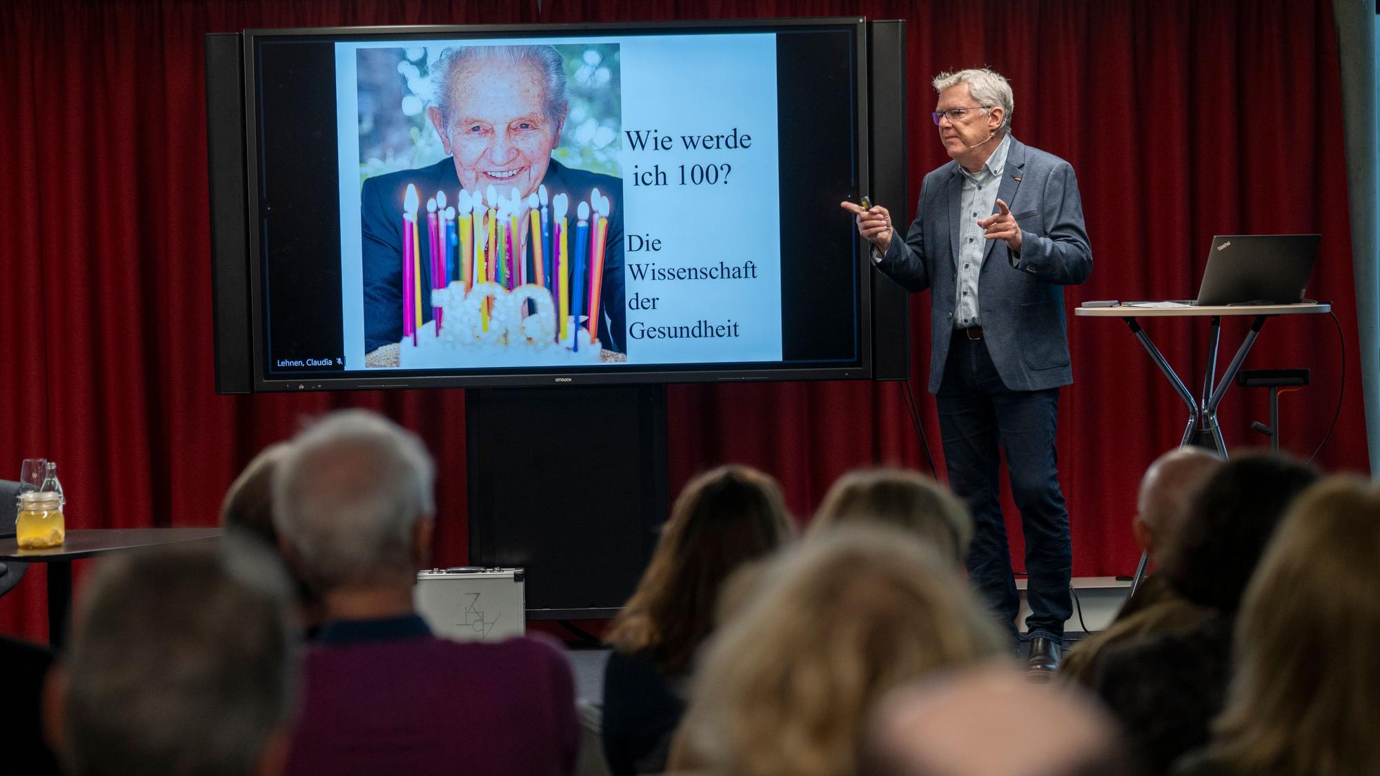 06.05.2026, Köln: Dr. Magnus Heier referiert zum Thema "Wie werde ich 100 - und bleibe dabei fit?". Veranstaltung des KStA im Neven DuMont Haus. Foto: Uwe Weiser