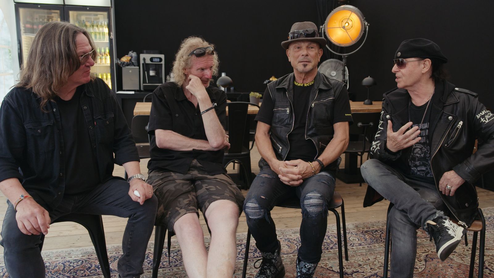 Wacken ist das Festival für die ganze Bandbreite des Metal. Aber Superstars waren über all die Jahre auch immer mit dabei. In „Wacken - Hearts Full Of Metal“ treffen Klaus Meine (rechts) und Rudolf Schenker von den Scorpions auf Thomas Jensen (links) und Holger Hübner. (Bild: Beetz Brothers film production GmbH / Magenta TV)