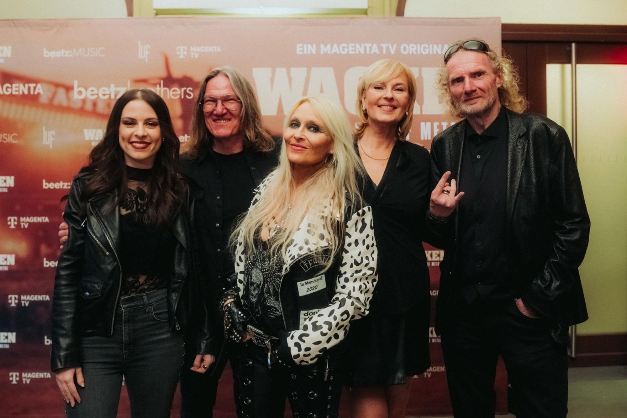 Bei der Filmpremiere in München kamen sie alle noch mal zusammen (von links): Jennifer Haben, Sängerin der Band Beyond the Black, Thomas Jensen, Doro Pesch, Cordula Kablitz-Post und Holger Hübner. (Bild: Flo Huber / Magenta TV)