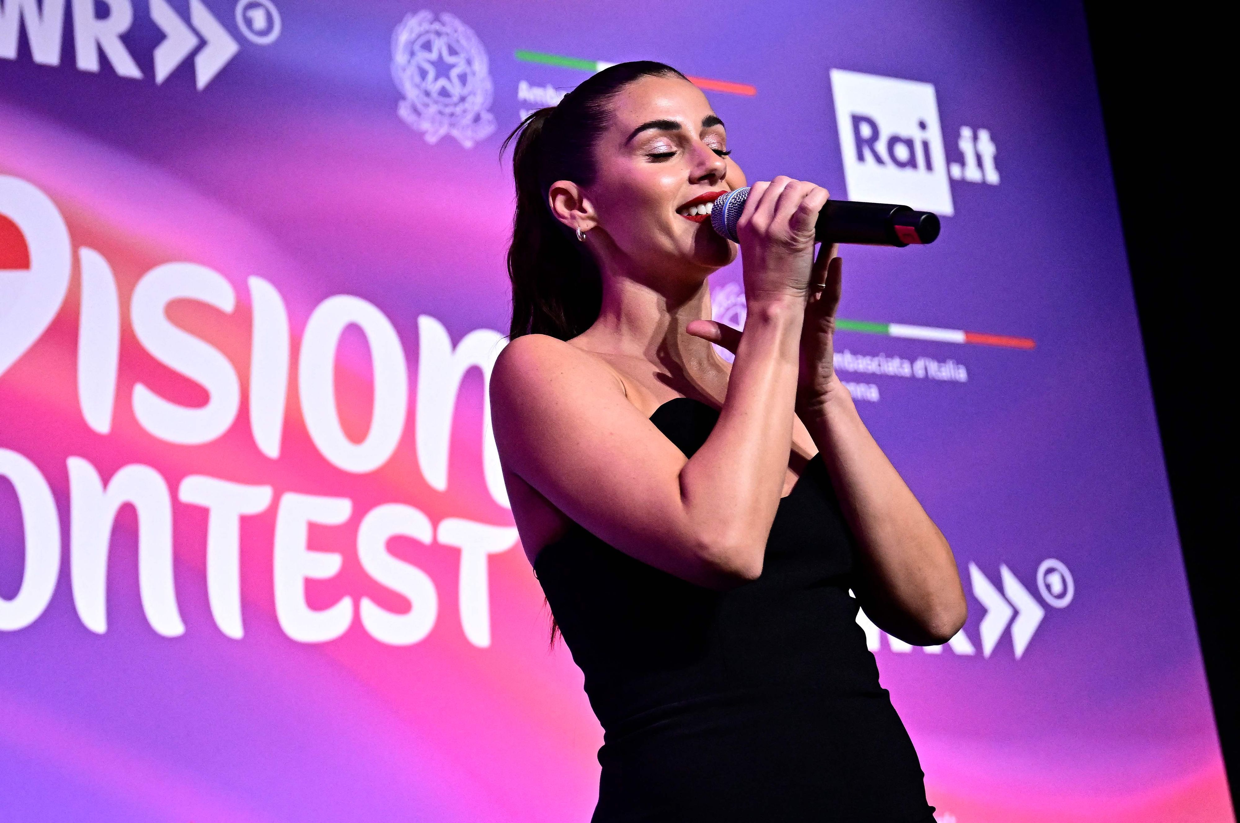 Sarah Engels präsentiert ihren Song „Fire“.