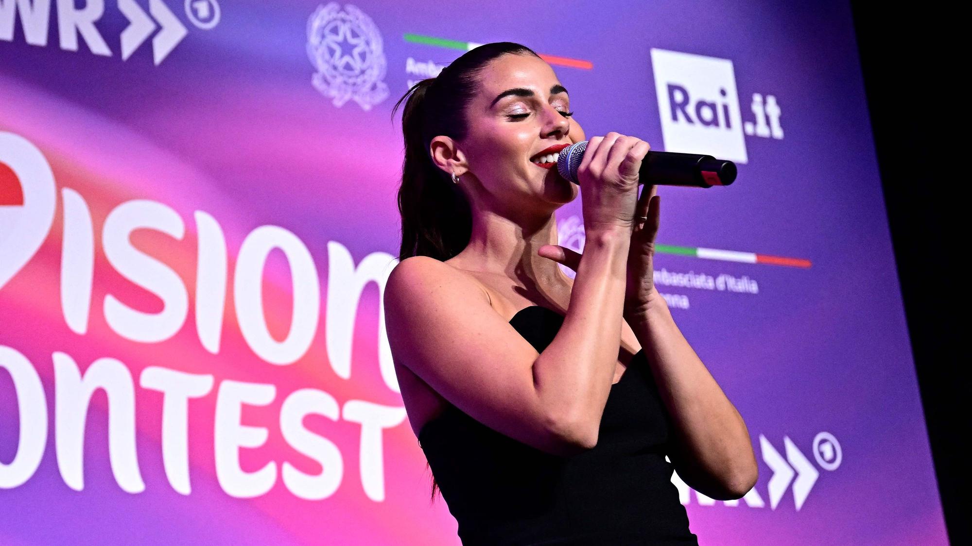 Sarah Engels präsentiert ihren Song „Fire“.