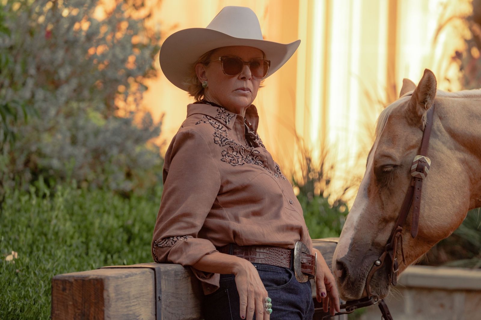 Dass Beulah Jackson (Annette Bening) normalerweise bekommt, was sie will, sieht man der Gegenspielerin der Duttons an. (Bild: Paramount+/Emerson Miller)