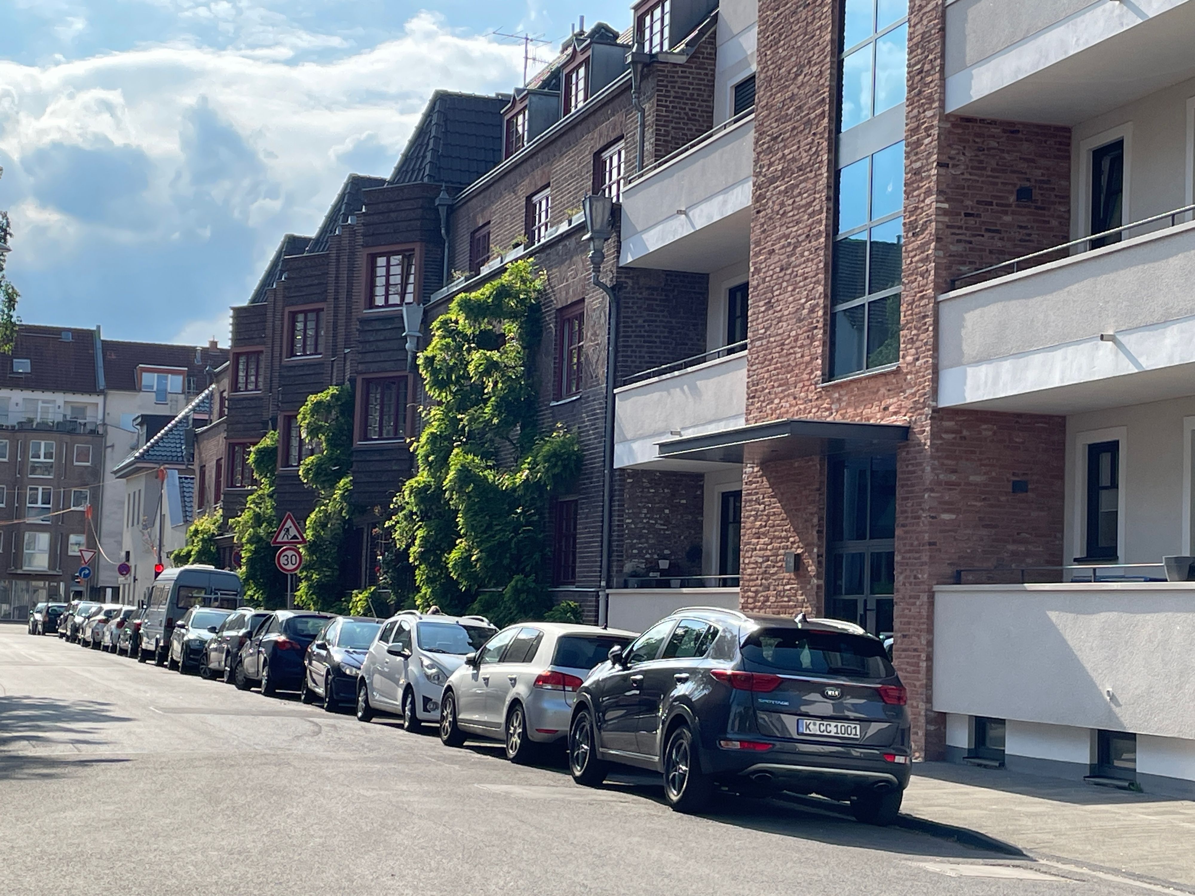 Blick in eine ruhige Wohnstraße