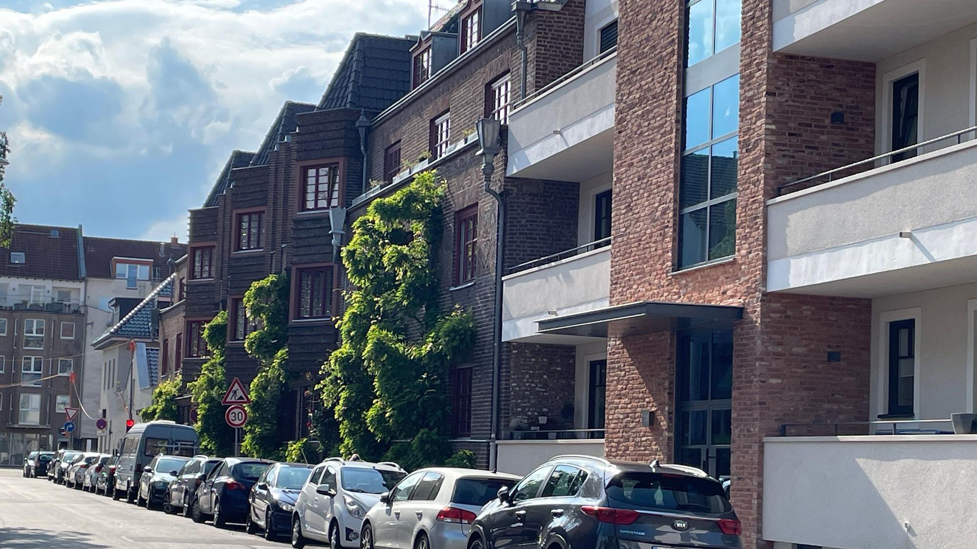 Blick in eine ruhige Wohnstraße