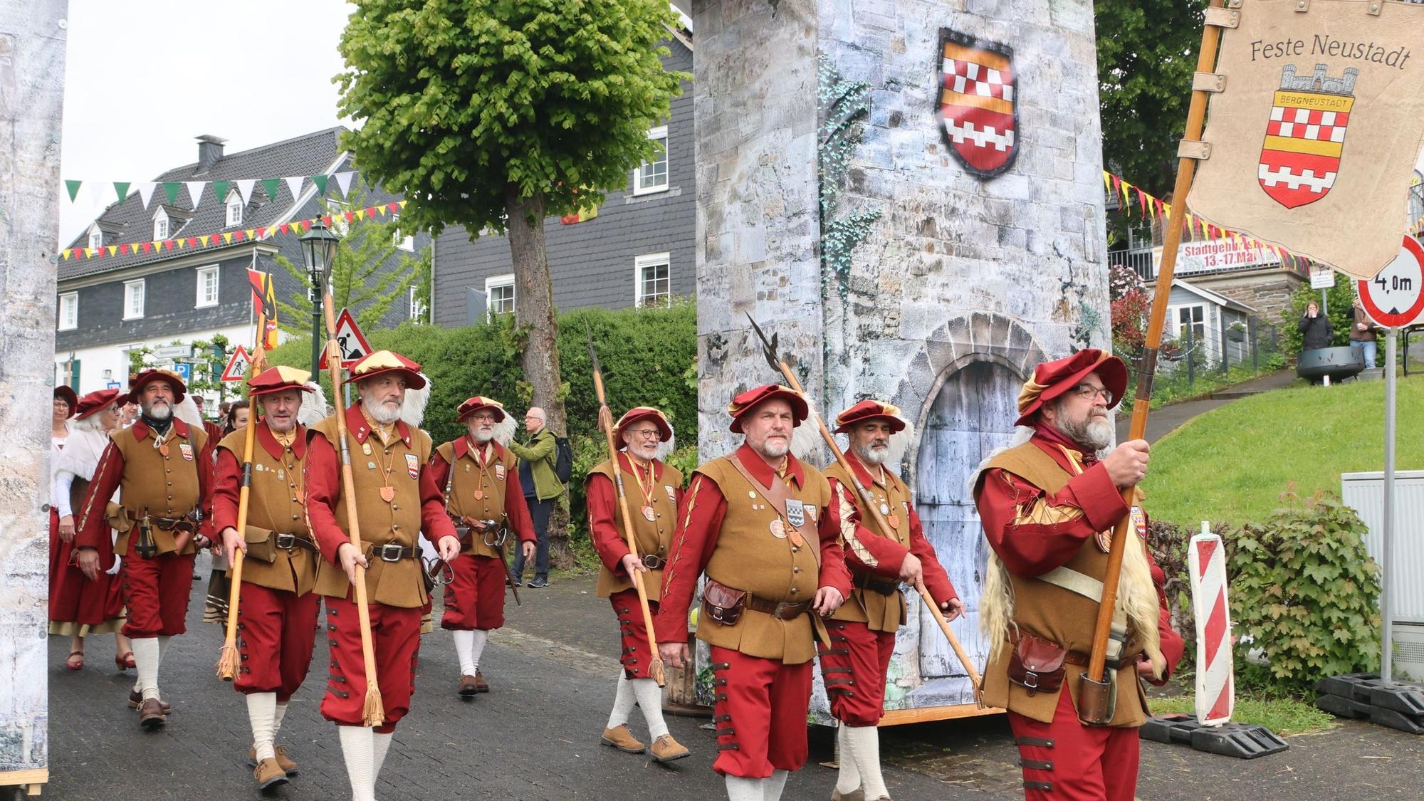 Zu sehen ist der Zug der Landsknechte durch das untere Tor