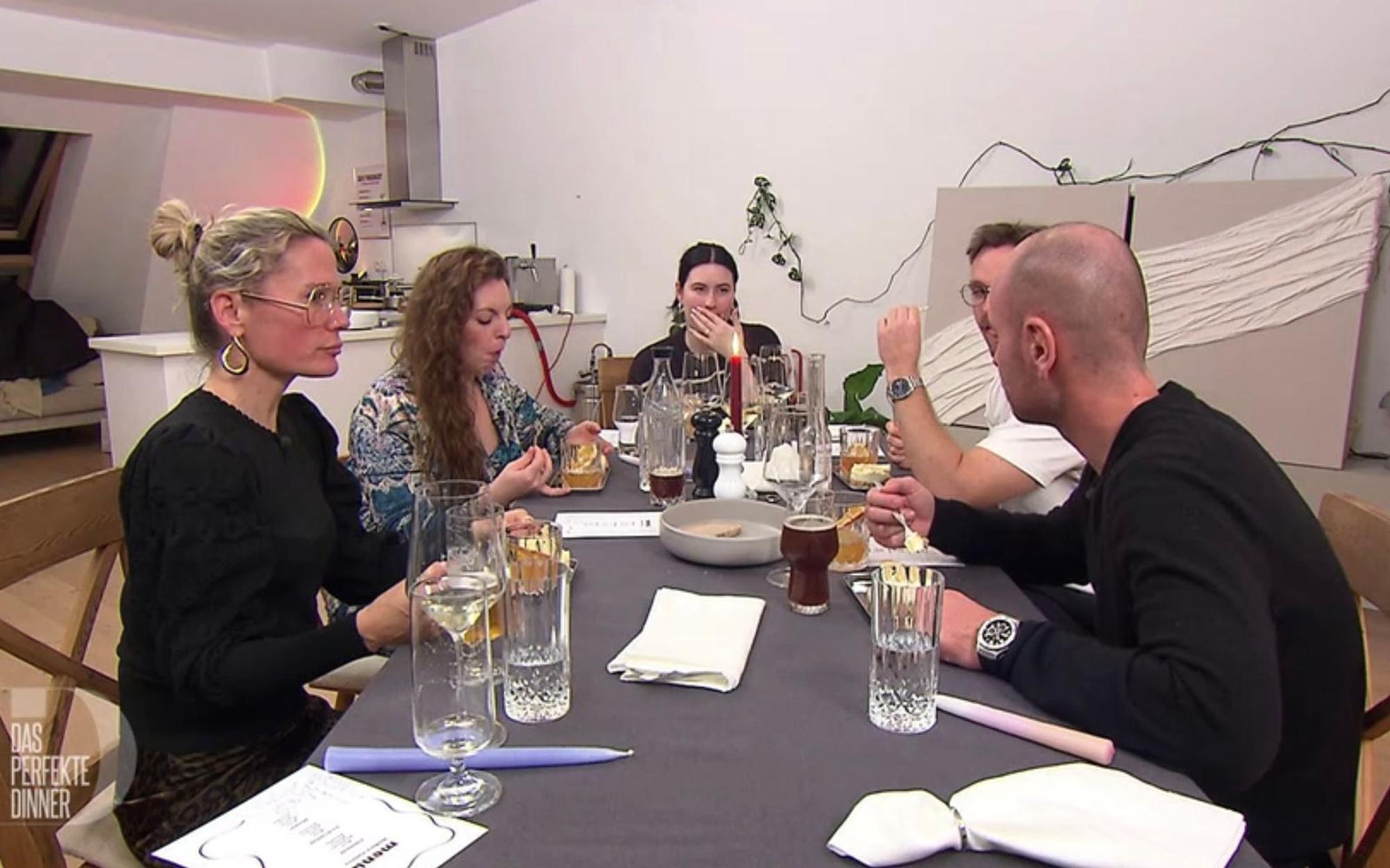 An Tag 4 trifft sich die Kieler Runde bei Kristina alias Krissy. (Bild: RTL)