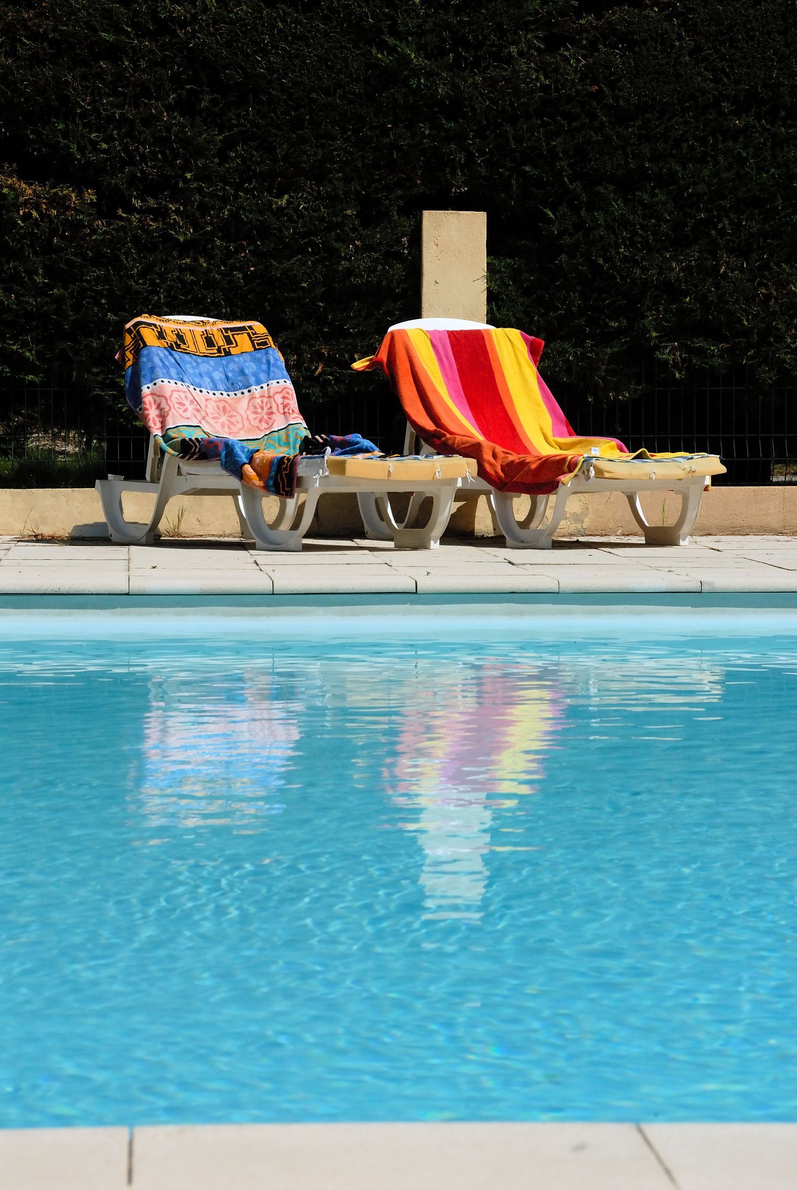 Handtücher am Swimmingpool, um die Liege zu reservieren.