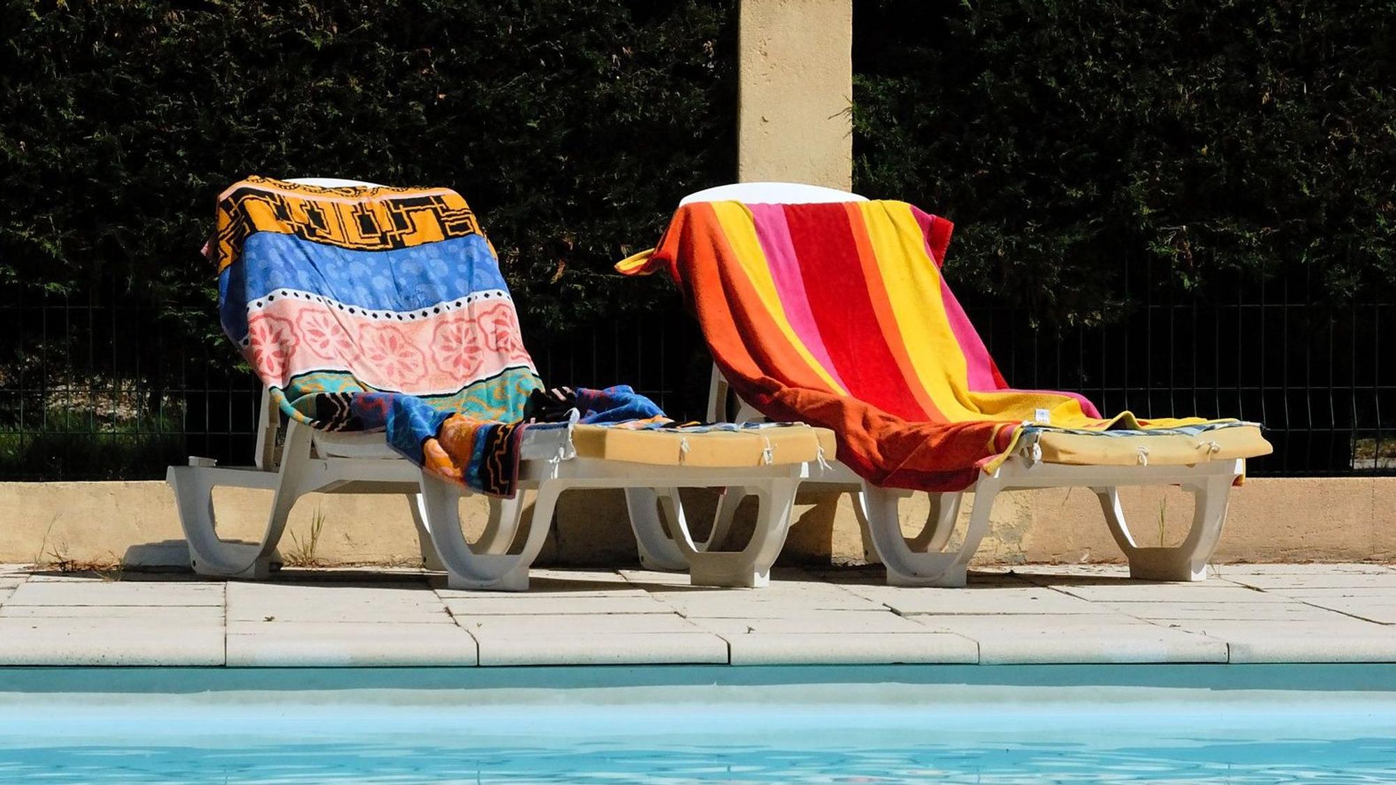Handtücher am Swimmingpool, um die Liege zu reservieren.
