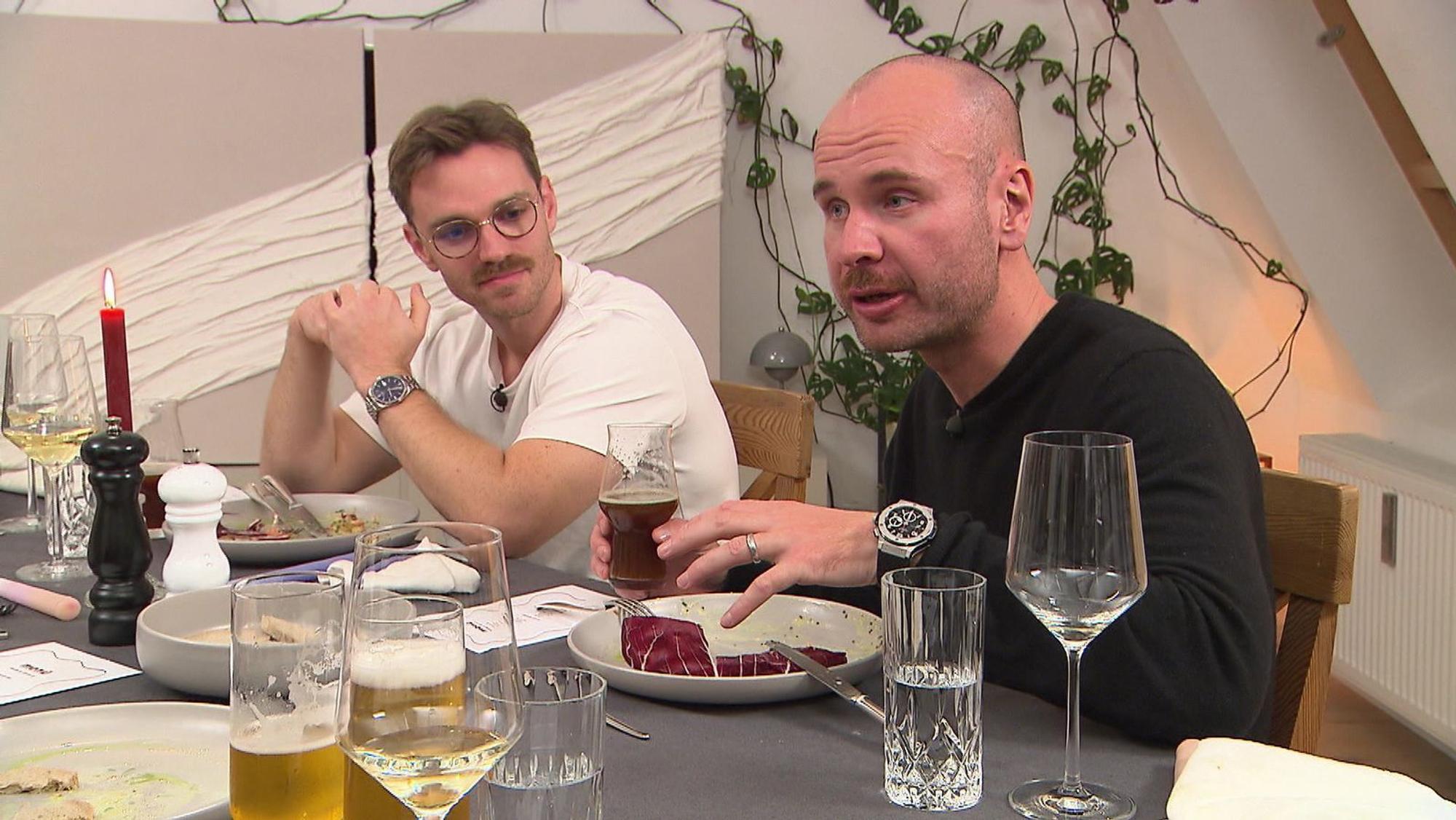 „Kein Studentenessen“: Moritz (rechts) und Patrick haben Krissys Kochkünste unterschätzt. (Bild: RTL)