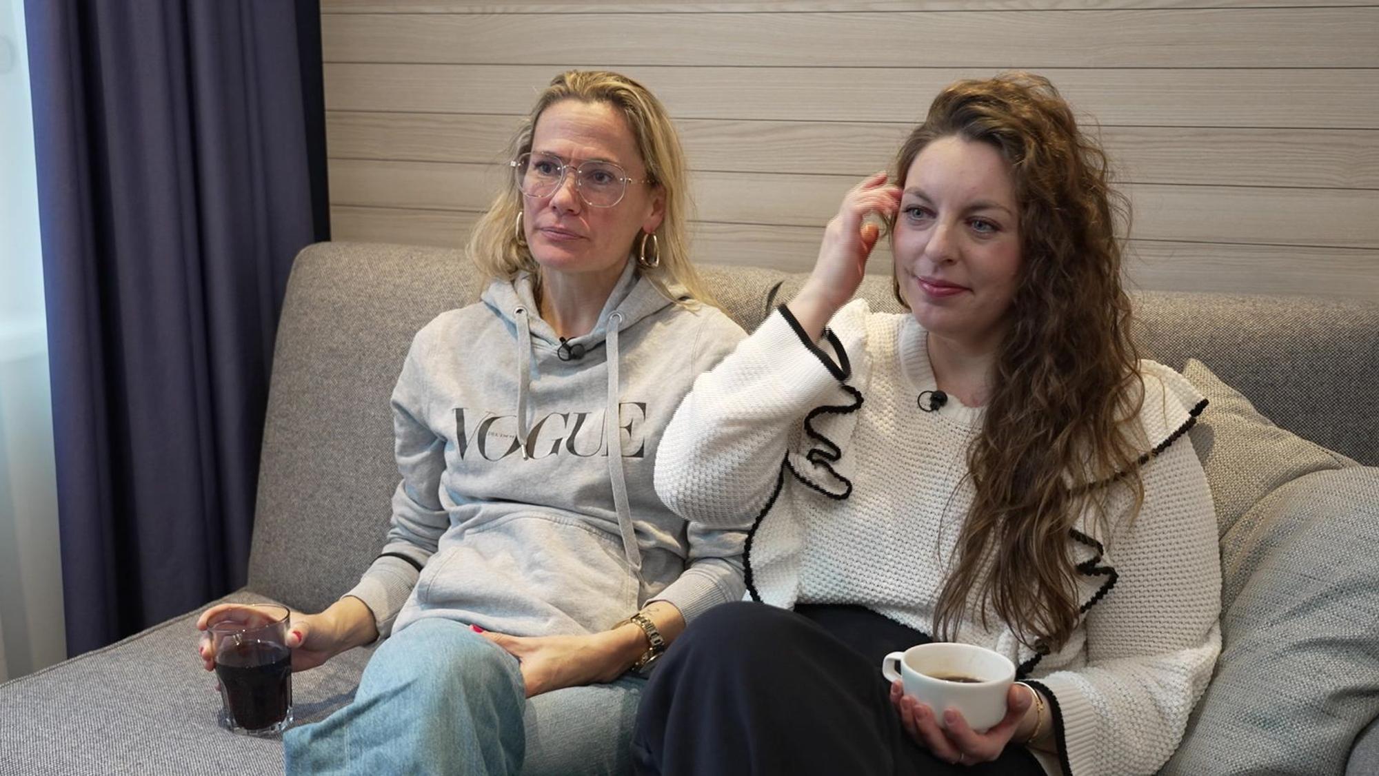 Steffi (links) und Jessica freuen sich auf das Dinner bei „Küken“ Krissy. (Bild: RTL)