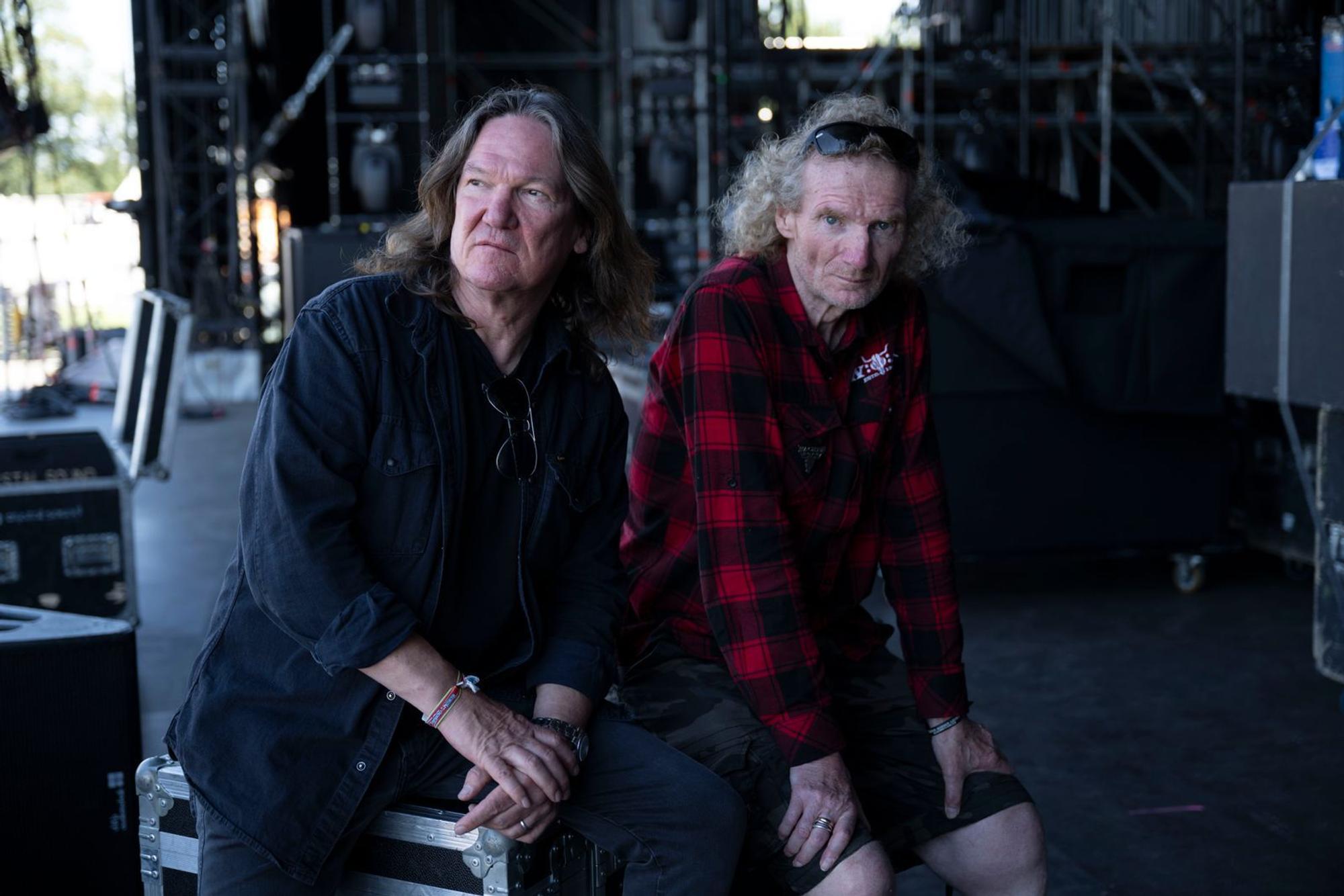 Thomas Jensen (links) und Holger Hübner haben das Festival in Wacken erfunden - und eine Marke aus dem W:O:A gemacht, die sie mit größter Leidenschaft pflegen. Der Dokumentarfilm „Wacken - Hearts Full Of Metal“ gibt ihrer Geschichte viel Raum. (Bild: Pep Bonet & WOA Festival GmbH / Magenta TV)