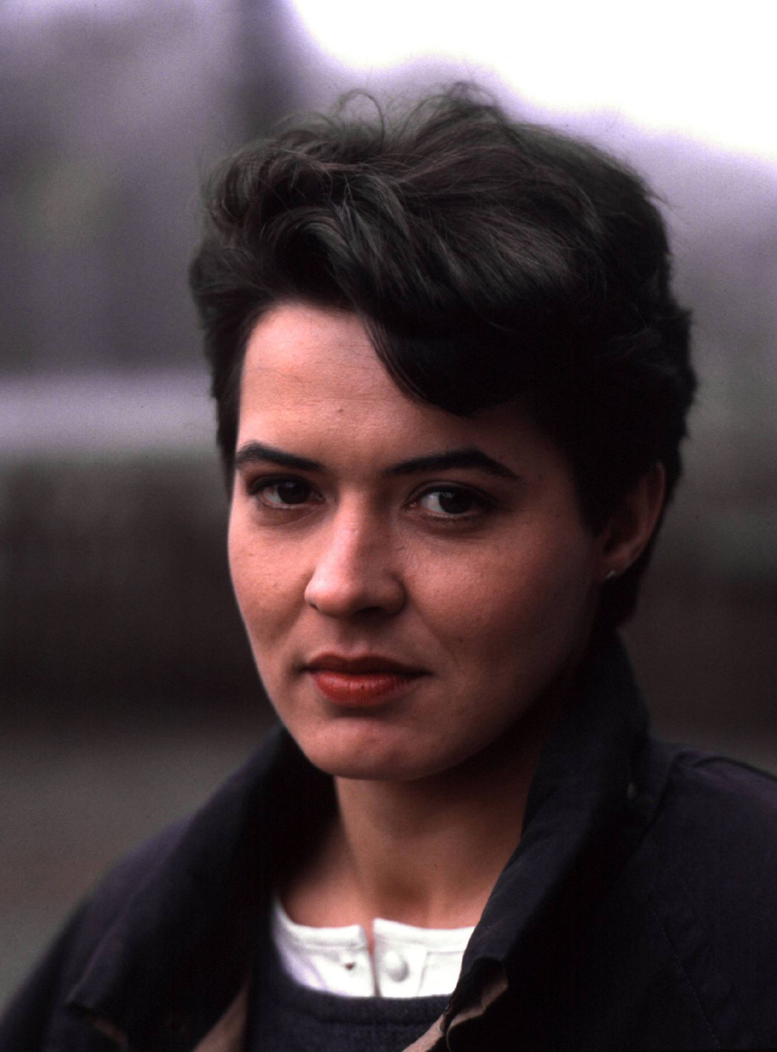 Lena Folkerts in einem Pressefoto zu ihrem ersten „Tatort“-Einsatz als Lena Odenthal, damals noch mit kurzem Haar. (Bild: IMAGO / United Archives)