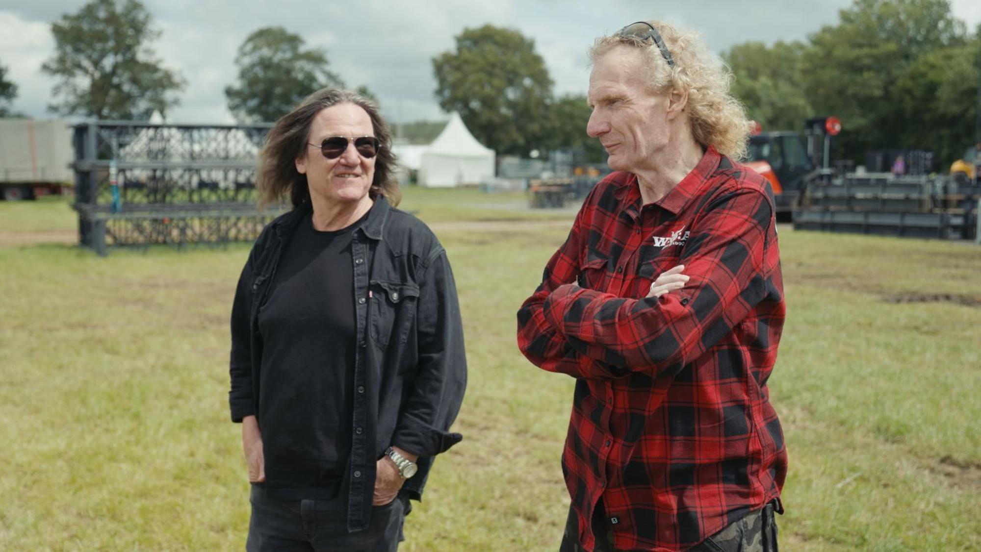 Legenden auf dem Holy Ground: Thomas Jensen (links) und Holger Hübner in „Wacken - Hearts Full of Metal“. (Bild: Beetz Brothers film production GmbH / Magenta TV)
