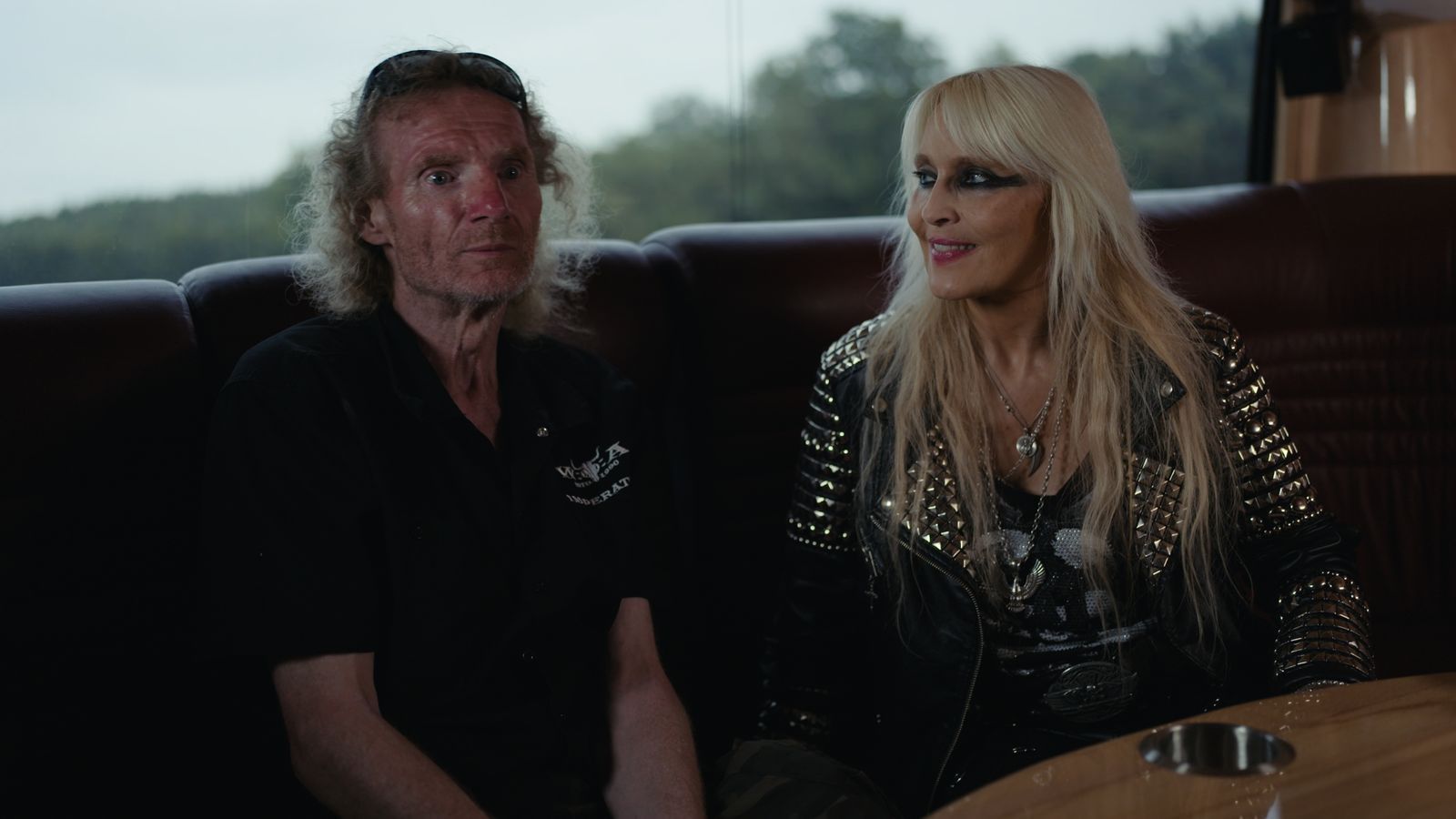 Die Freundschaft ist noch aus den alten Tacken: In „Wacken - Hearts Full of Metal“ sind Doro Pesch und Holger Hübner gemeinsam vor der Kamera. (Bild: Beetz Brothers film production GmbH / Magenta TV)