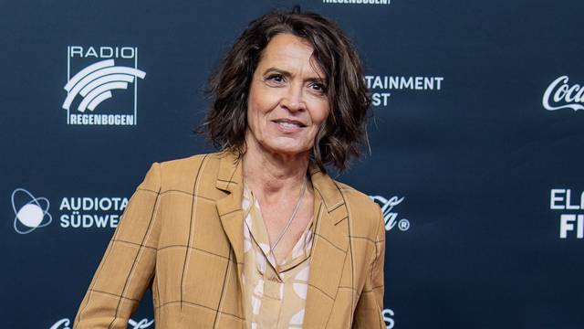 Ulrike Folkerts ist seit 1987 im Filmgeschäft. Am 14. Mai 2026 feiert die Schauspielerin ihren 65. Geburtstag. (Bild: 2023 Getty Images/Simon Hofmann)