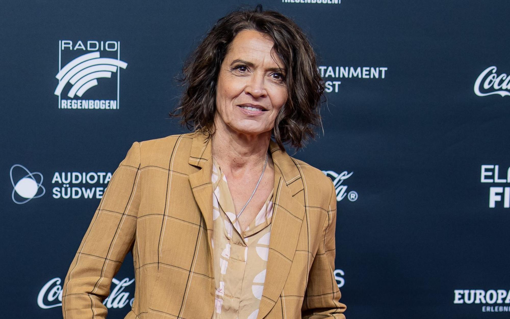 Ulrike Folkerts ist seit 1987 im Filmgeschäft. Am 14. Mai 2026 feiert die Schauspielerin ihren 65. Geburtstag. (Bild: 2023 Getty Images/Simon Hofmann)