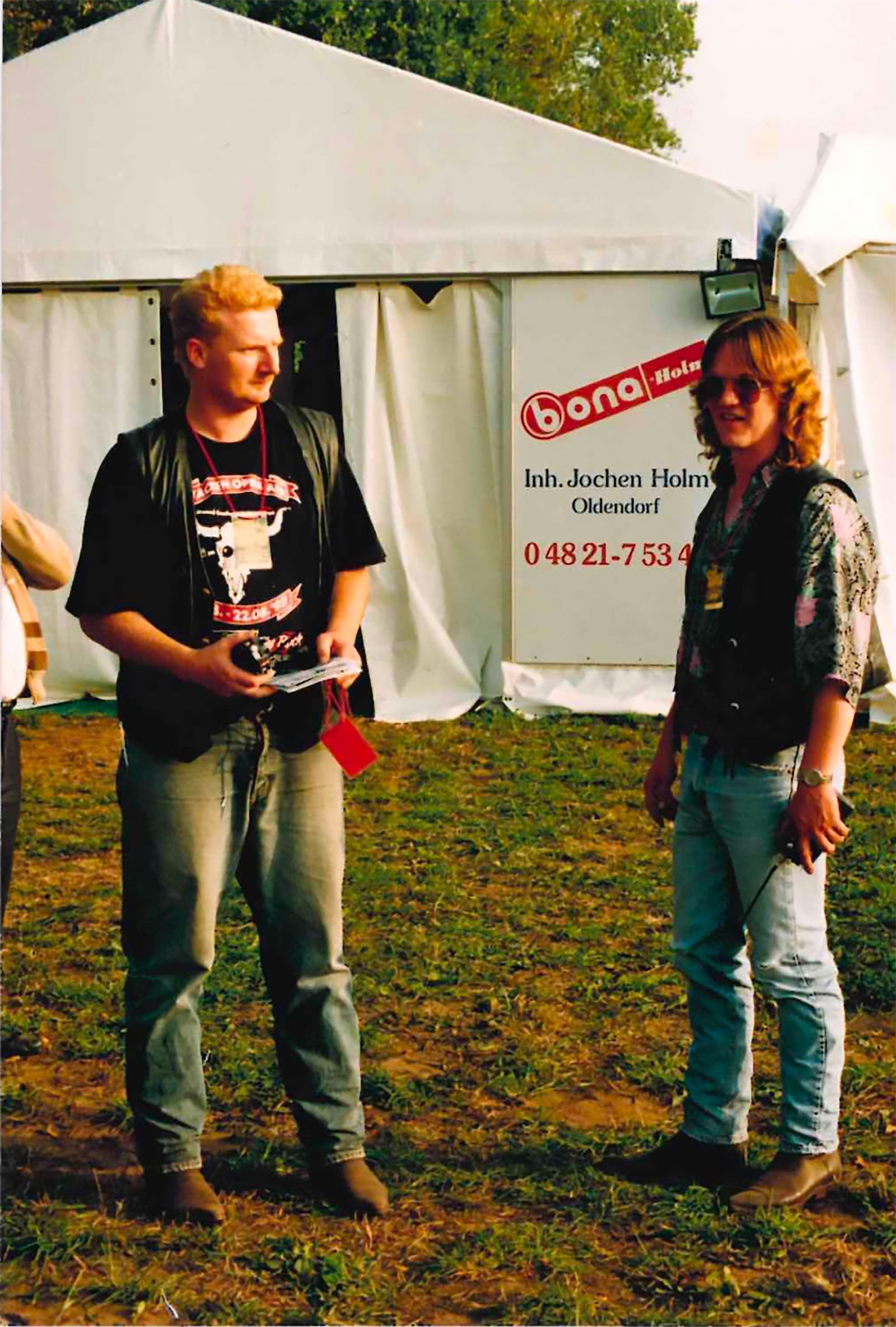 Ach, die 90-er: Thomas Jensen (rechts) und Holger Hübner gründeten das Wacken-Festival - in einer Zeit, in der die ganze Welt plötzlich Grunge statt Metal und Hardrock hören wollte. (Bild: Thomas Jensen und Holger Hübner / Magenta TV)