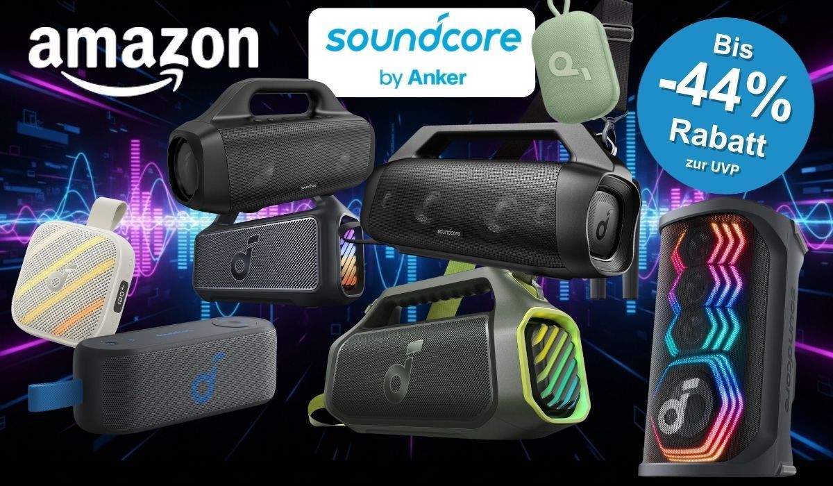 Soundcore by Anker Bluetooth-Lautsprecher in unterschiedlichen Größen und Modellen vor einem dunklen Hintergrund mit lila und blauen Schallwellen-Lichteffekten. Zu sehen sind unter anderem ein kleiner weißer Mini-Speaker, ein grüner Outdoor-Lautsprecher mit RGB-Beleuchtung, mehrere schwarze Boomboxen sowie ein großer Party-Lautsprecher mit bunter LED-Beleuchtung und ein grünes Soundcore-Etui.
