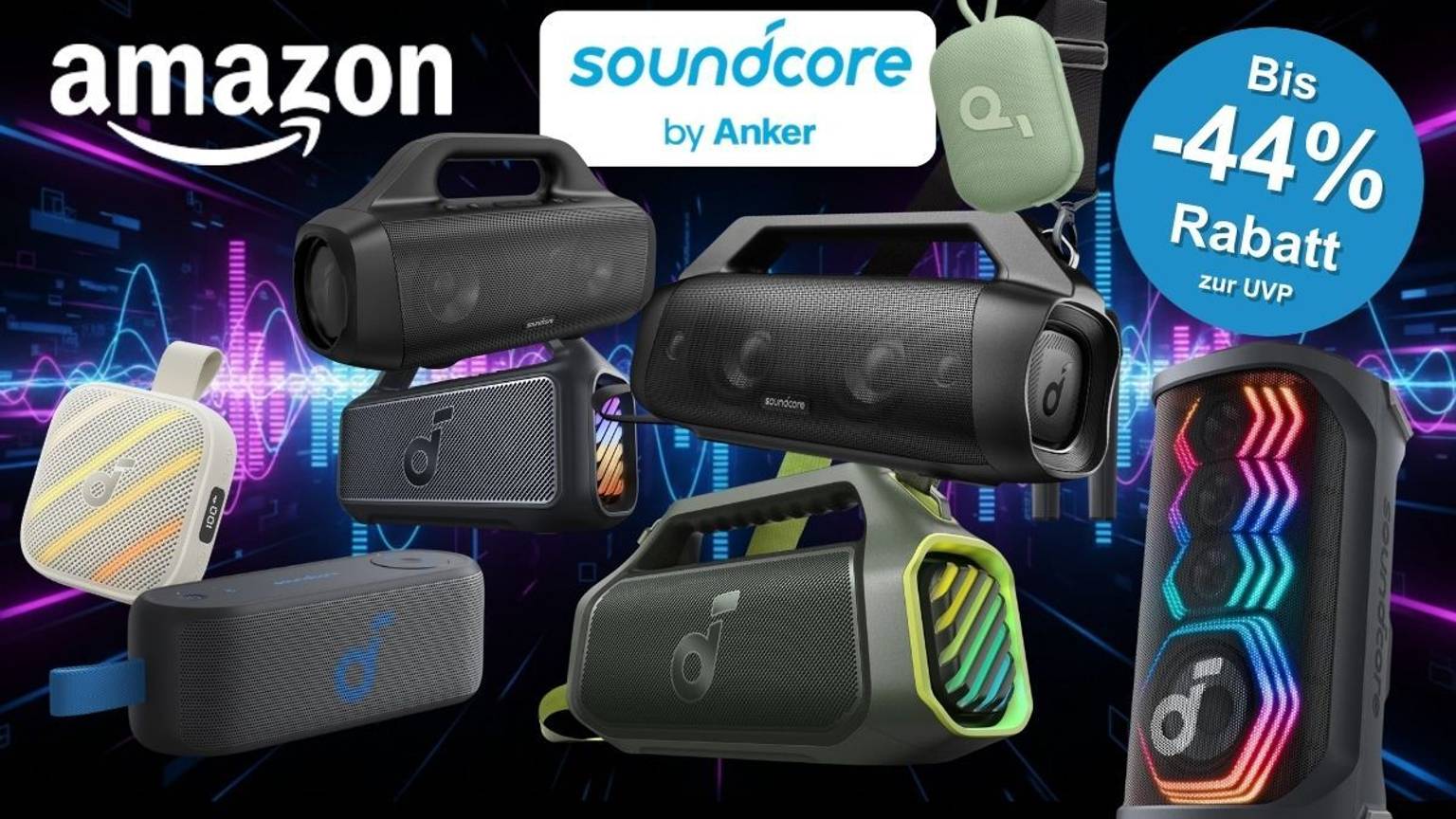 Soundcore by Anker Bluetooth-Lautsprecher in unterschiedlichen Größen und Modellen vor einem dunklen Hintergrund mit lila und blauen Schallwellen-Lichteffekten. Zu sehen sind unter anderem ein kleiner weißer Mini-Speaker, ein grüner Outdoor-Lautsprecher mit RGB-Beleuchtung, mehrere schwarze Boomboxen sowie ein großer Party-Lautsprecher mit bunter LED-Beleuchtung und ein grünes Soundcore-Etui.