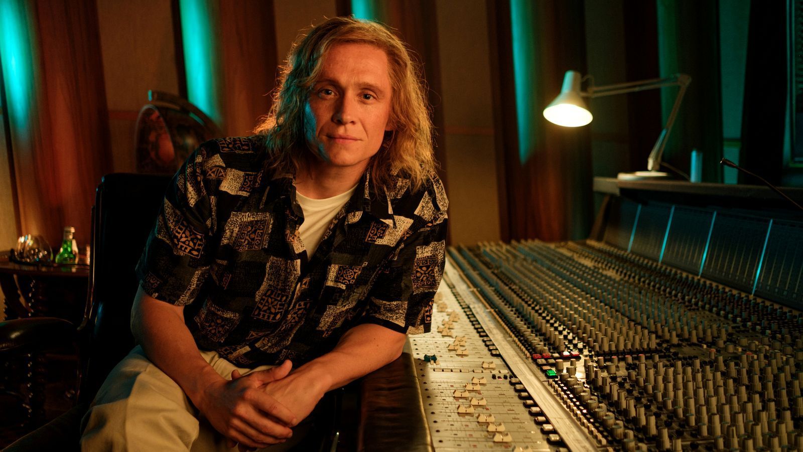 Matthias Schweighöfer schlüpfte für „Girl You Know It's True“ in die Rolle des erfolgreichen Musikproduzenten Frank Farian. (Bild: LEONINE Studios/ Wiedemann & Berg Film / Gordon Timpen)