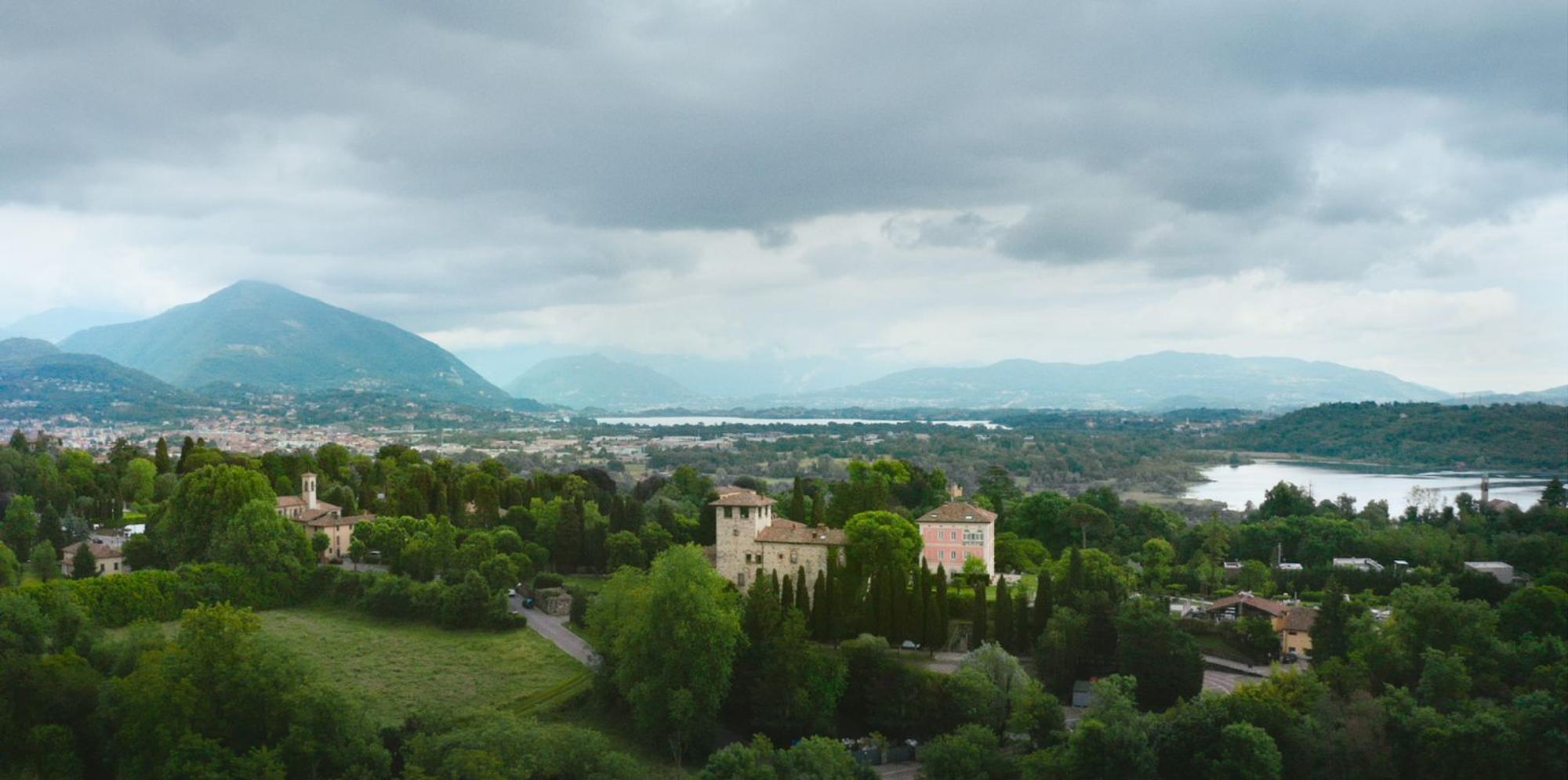 Der Film konzentriert sich auf den Mikrokosmos im Team und spielt ausschließlich in Italien - zwischen Mailand, Turin, Rom und dem Hotel Castello di Casiglio in Erba am Comer See. Zwei Spieler aus dem Team von damals leben nicht mehr: Andreas Brehme und Frank Mill. (Bild: B|14 FILM)