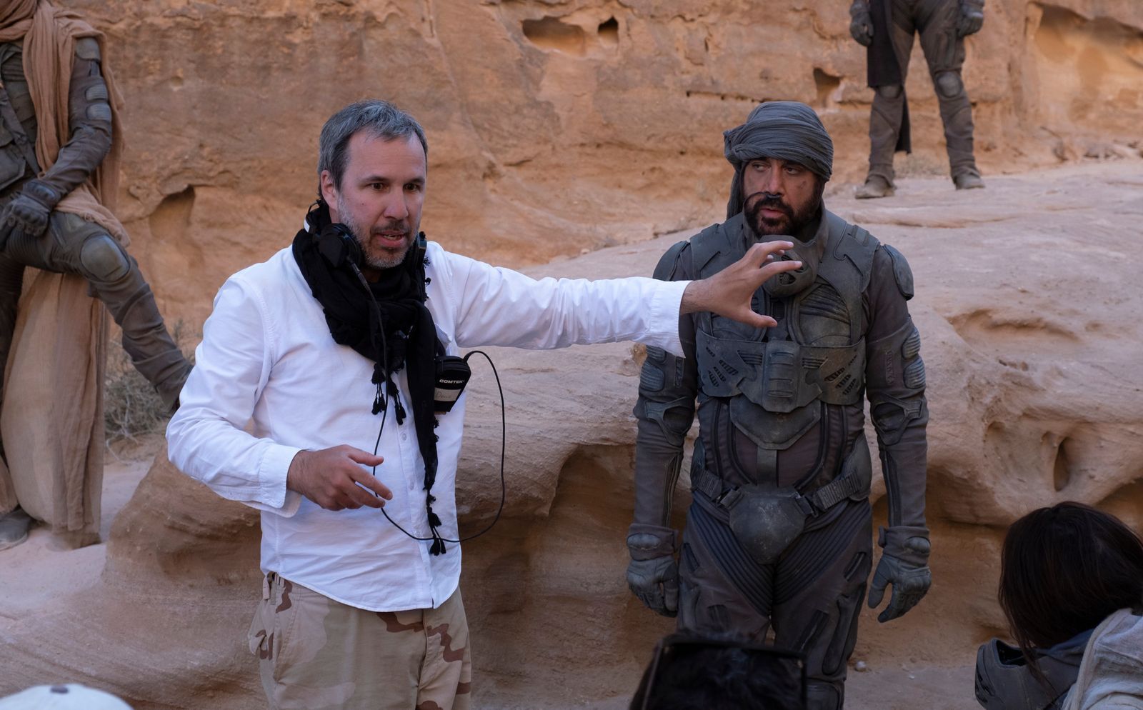 Denis Villeneuve, hier am Set mit Javier Bardem (rechts), will zum letzten Mal Regie bei einem „Dune“-Film geführt haben. (Bild: Warner Bros. Entertainment Inc.)