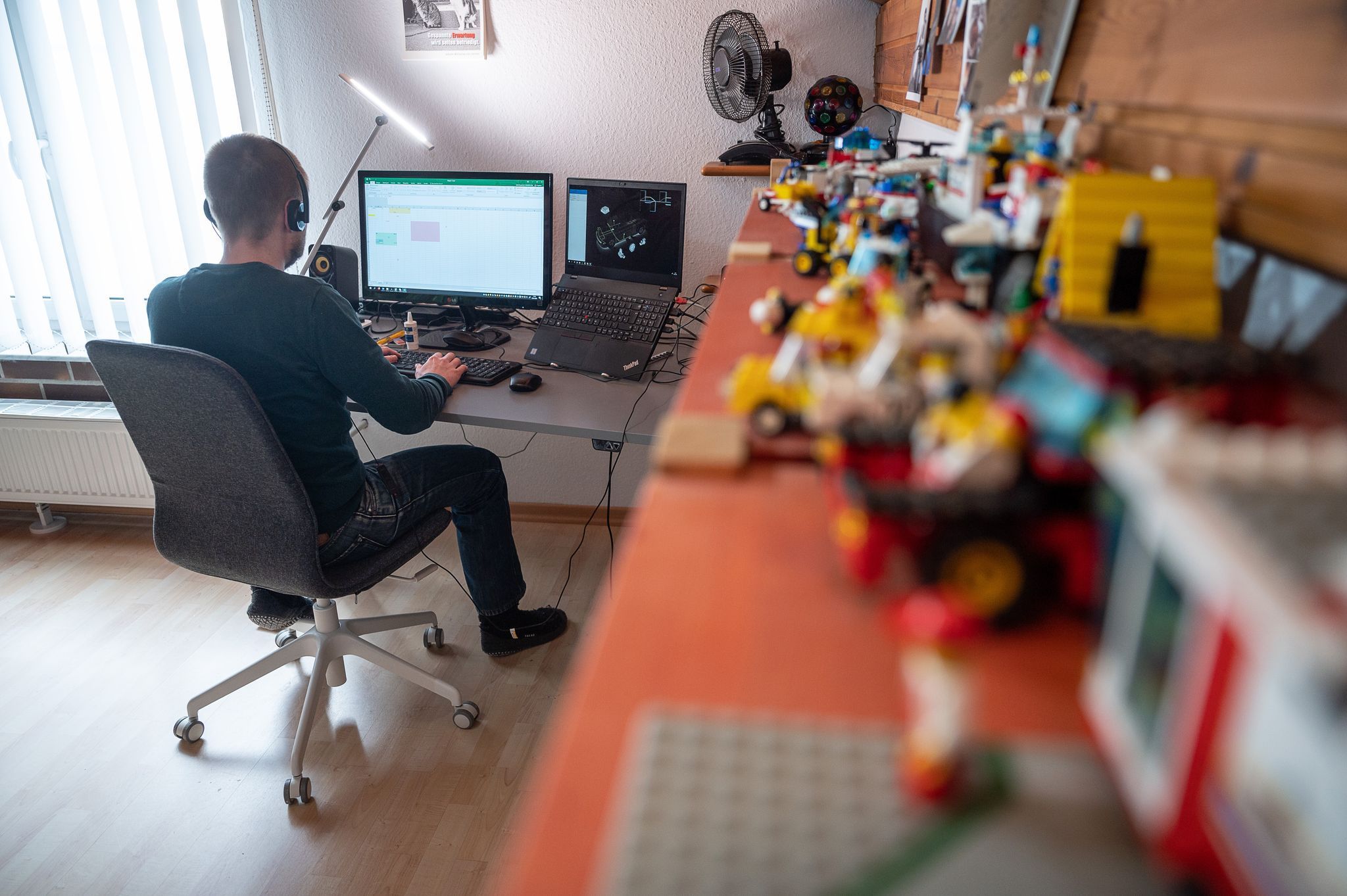 Mann arbeitet im Homeoffice