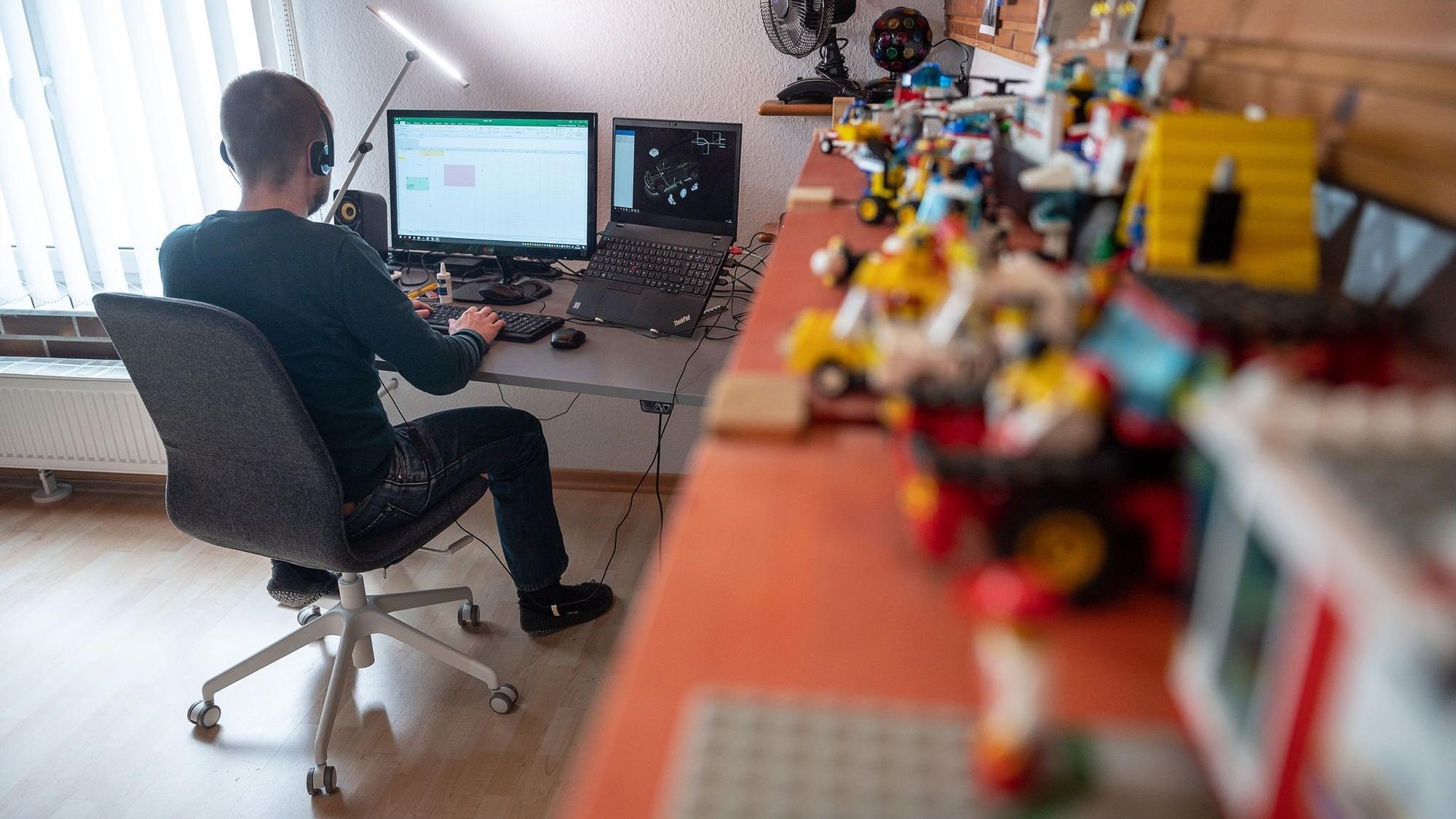 Mann arbeitet im Homeoffice