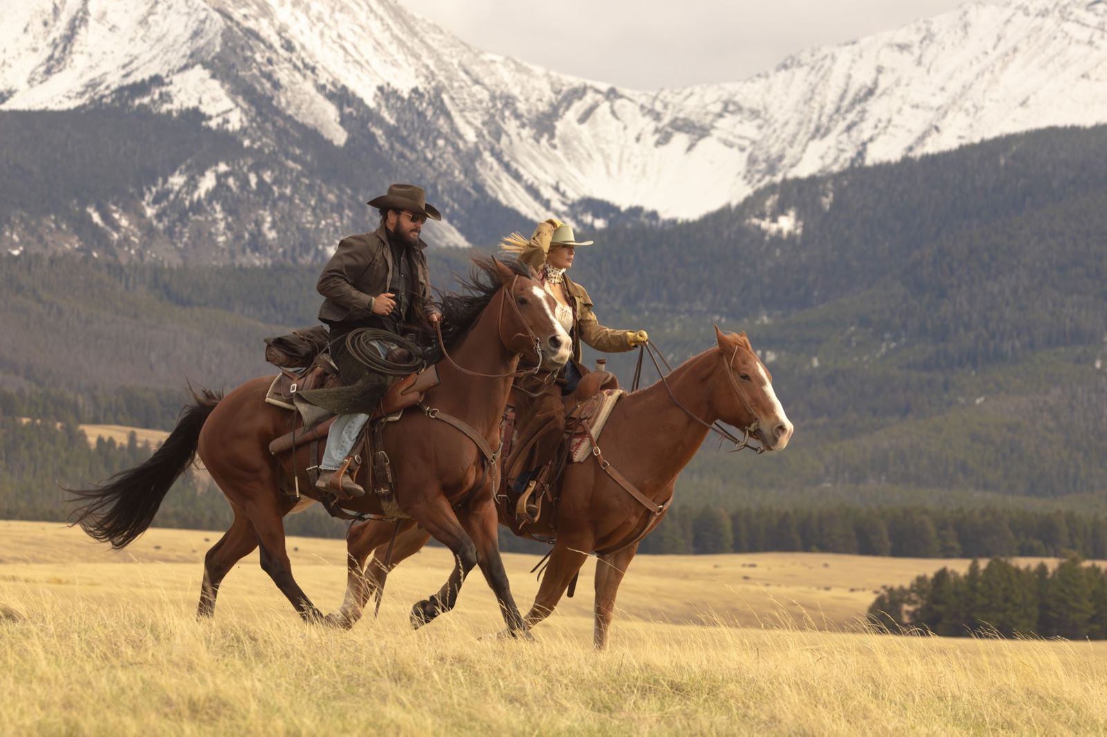 Ein letzter Ritt zu Hause: Beth Dutton (Kelly Reilly) und Rip Wheeler (Cole Hauser) verabschieden sich aus Montana nach Texas - und nehmen ihre Probleme mit. (Bild: Paramount+/Emerson Miller)
