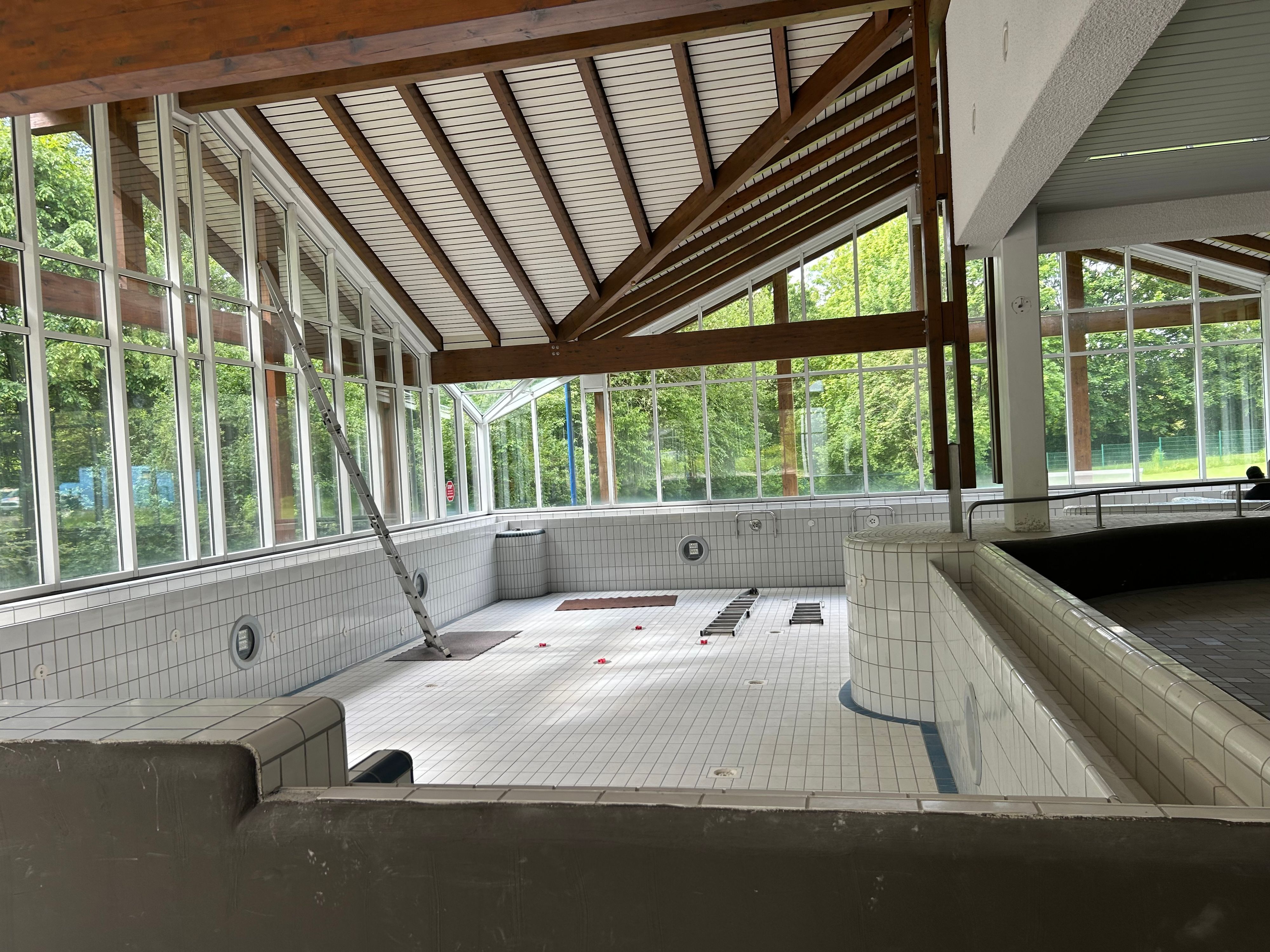 Alle Becken sind fertig gefliest und werden nach und nach mit Wasser gefüllt