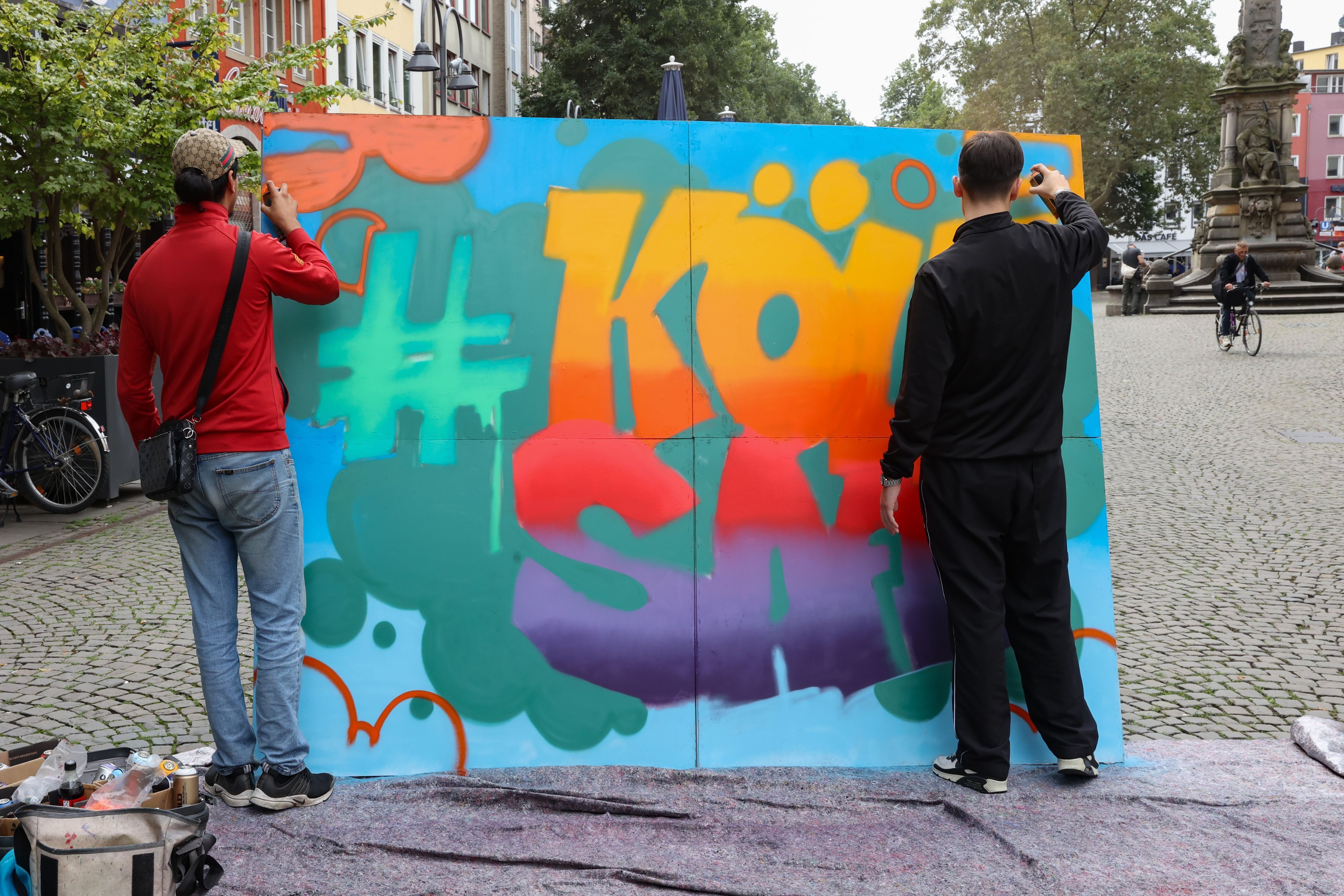 Ehrentags zum Geburtstag des Grundgesetzes generationsübergreifende Kreativaktion in Köln-Chorweiler. Kölner Graffiti-Künstler Puya Bagheri.