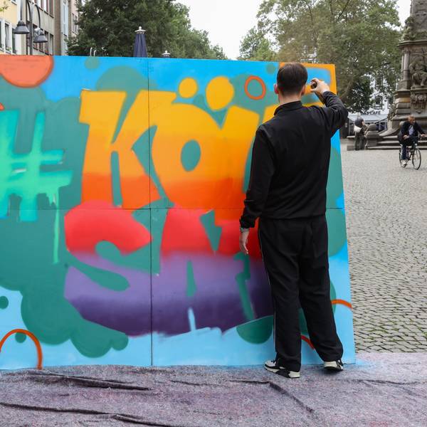 Ehrentags zum Geburtstag des Grundgesetzes generationsübergreifende Kreativaktion in Köln-Chorweiler. Kölner Graffiti-Künstler Puya Bagheri.