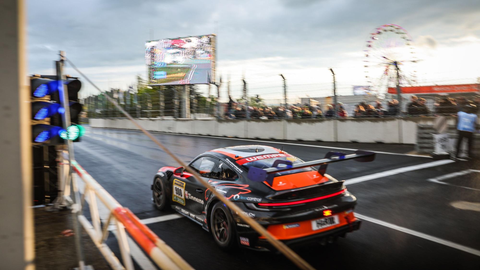 Das Bild zeigt Alex Hardt in seinem Porsche bei der Ausfahrt aus der Boxengasse.