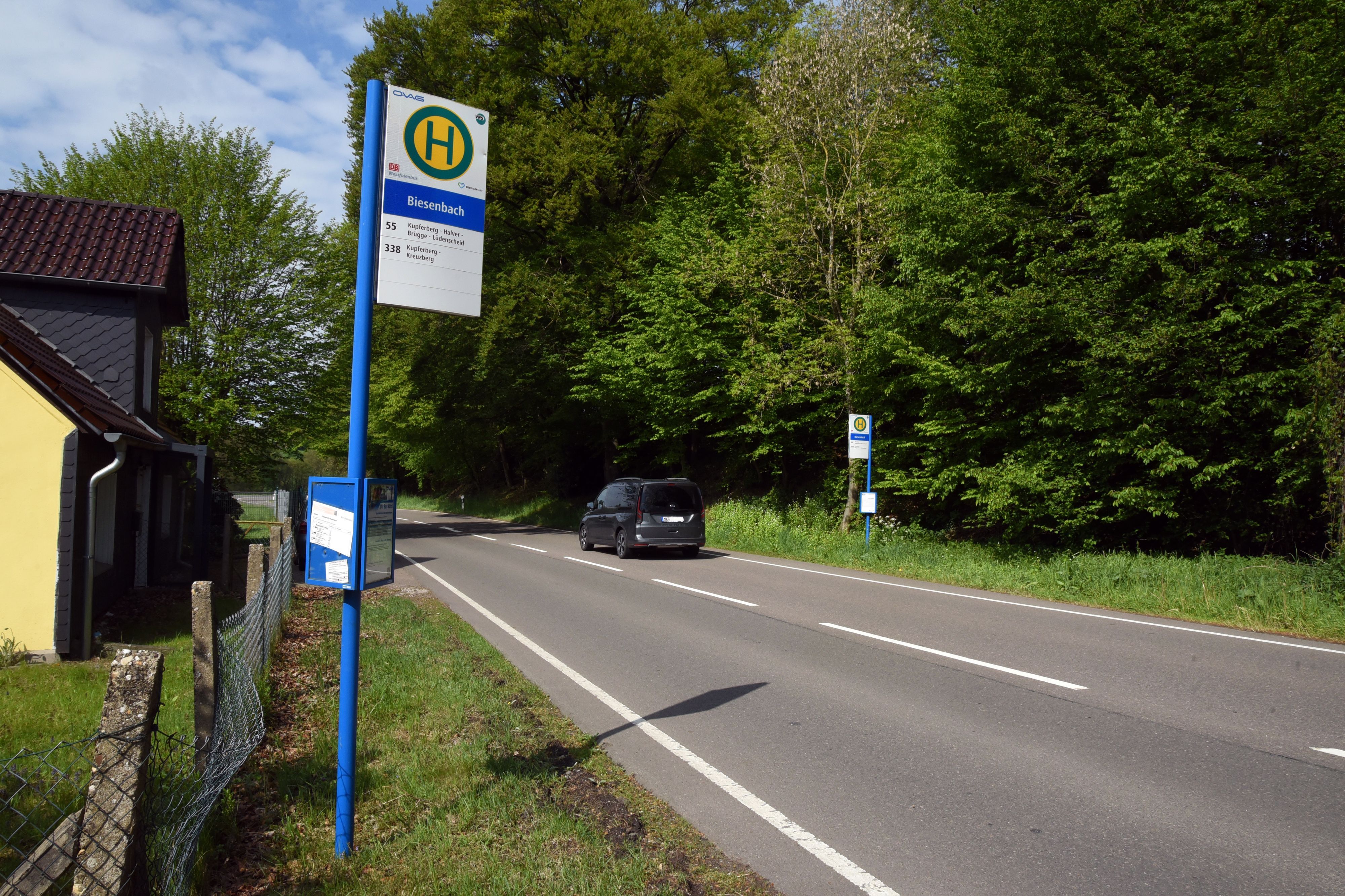Das Foto zeigt zwei Bushaltestellen in Wipperfürth-Biesenbach und die fehlenden Bürgersteige