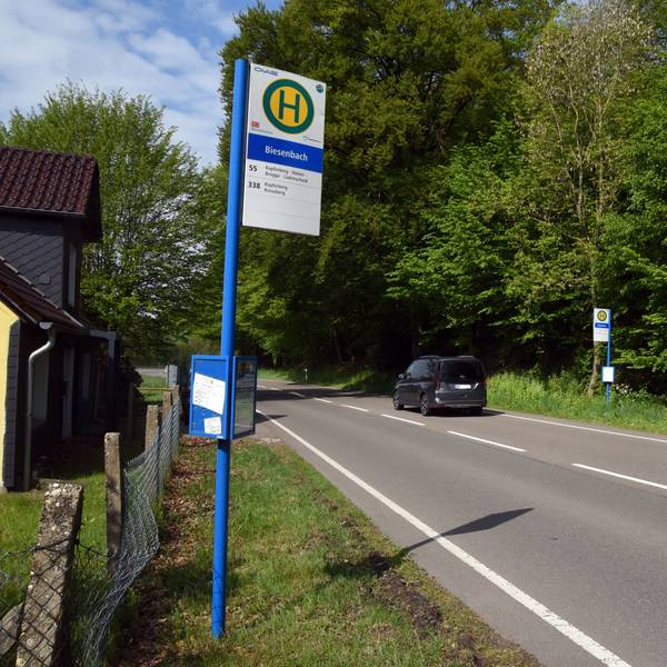 Das Foto zeigt zwei Bushaltestellen in Wipperfürth-Biesenbach und die fehlenden Bürgersteige