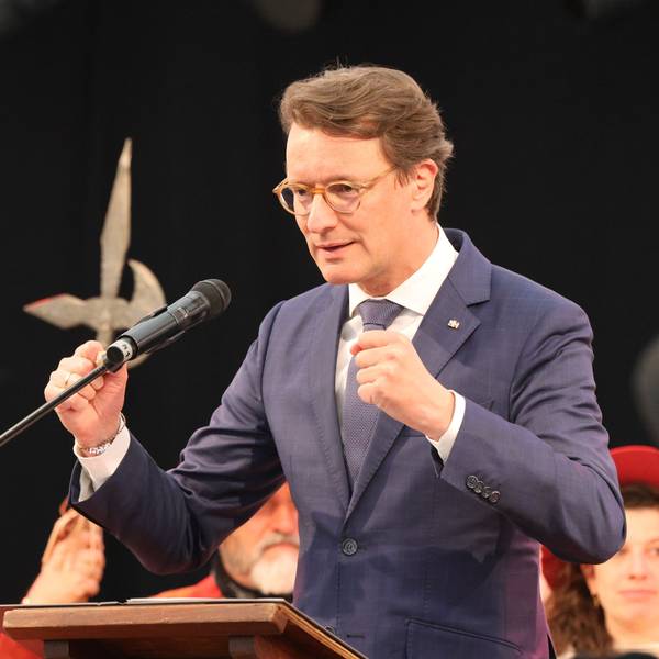 Zu sehen ist NRW-Ministerpräsident Hendrik wüst an einem Rednerpult.