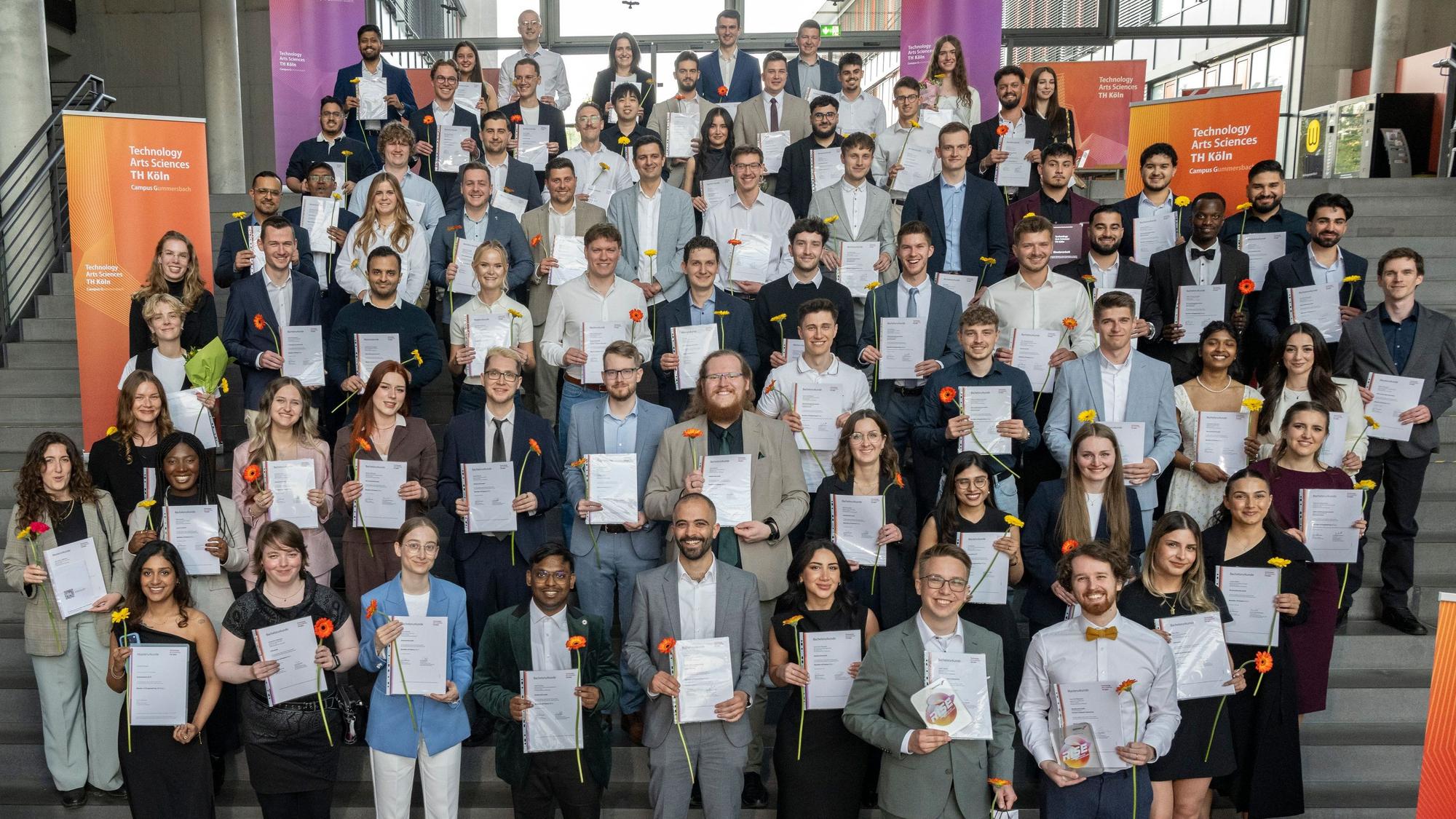 Das Foto zeigt Absolventinnen und Absolventen, die zum Wintersemester 2025 / 2026 in Gummersbach ihren Abschluss an der Fakultät für Informatik und Ingenieurwissenschaften der TH Köln gemacht.
