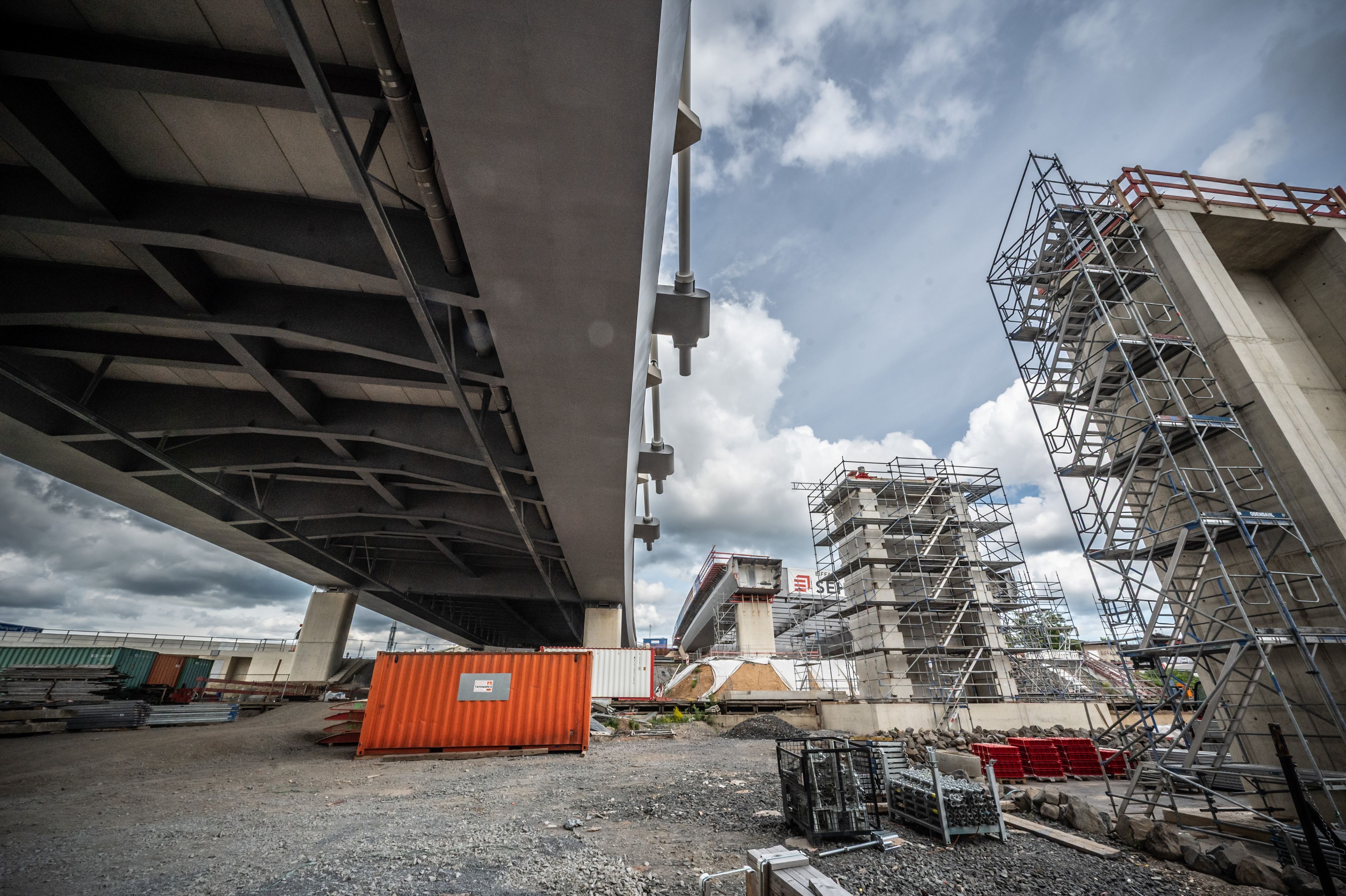 Die Autobahnbrücke wird als erstes fertig, danach arbeitet sich die Autobahn GmbH in Richtung der Stadt vor.Bild: Ralf Krieger