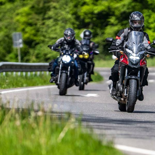 Das Bild zeigt eine Gruppe Motorradfahrer in der Eifel.