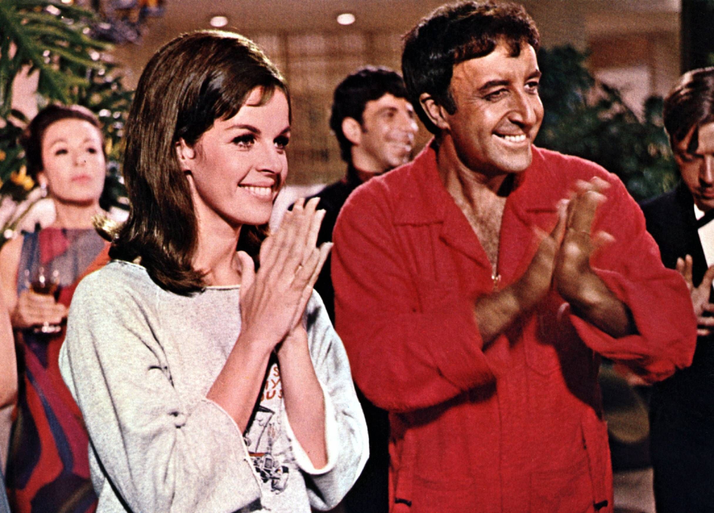Kinofans kennen Claudine Longet vor allem aus dem Blake-Edwards-Klassiker „Der Partyschreck“, in dem sie an der Seite von Peter Sellers zu sehen ist.