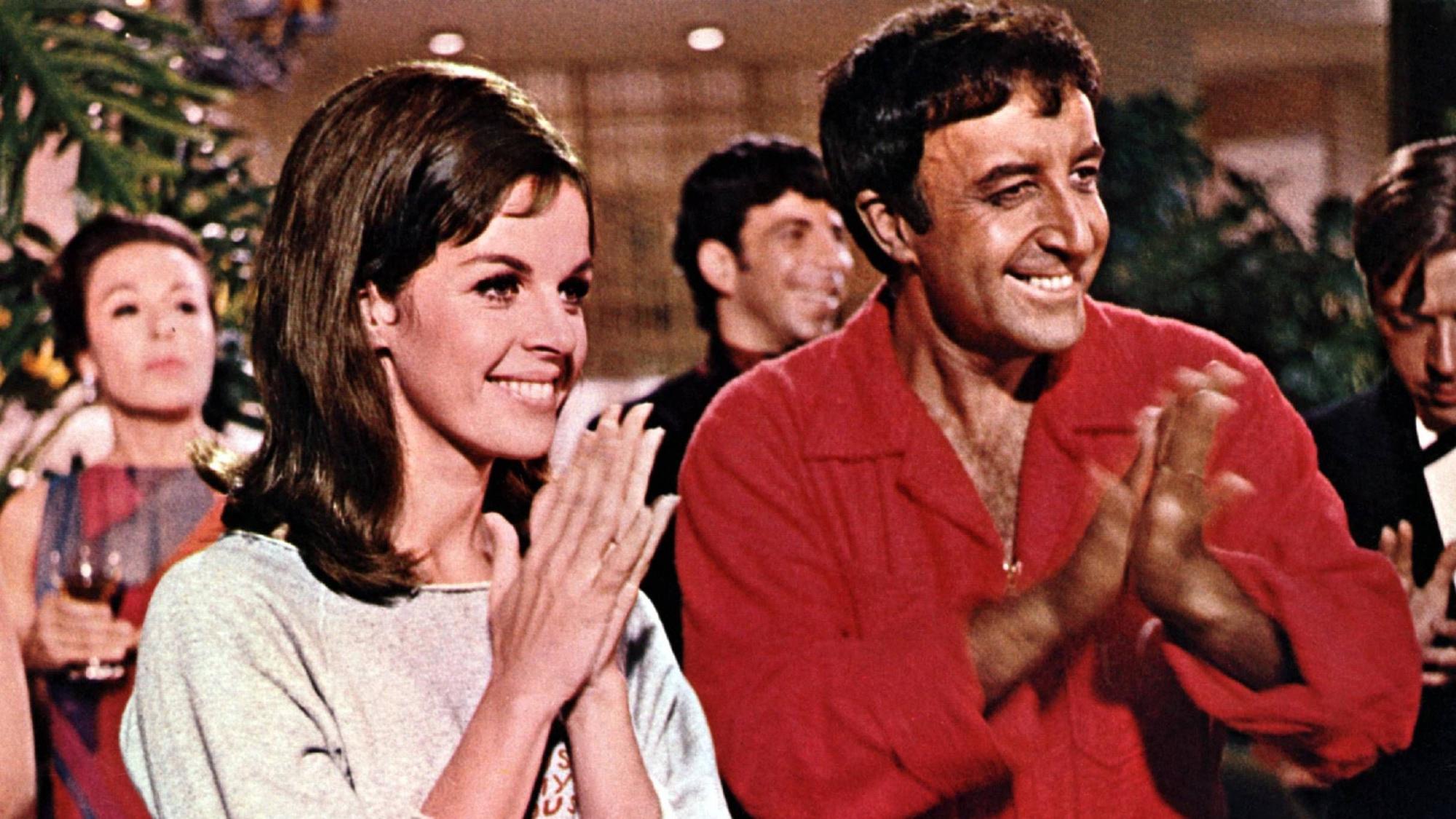 Kinofans kennen Claudine Longet vor allem aus dem Blake-Edwards-Klassiker „Der Partyschreck“, in dem sie an der Seite von Peter Sellers zu sehen ist.