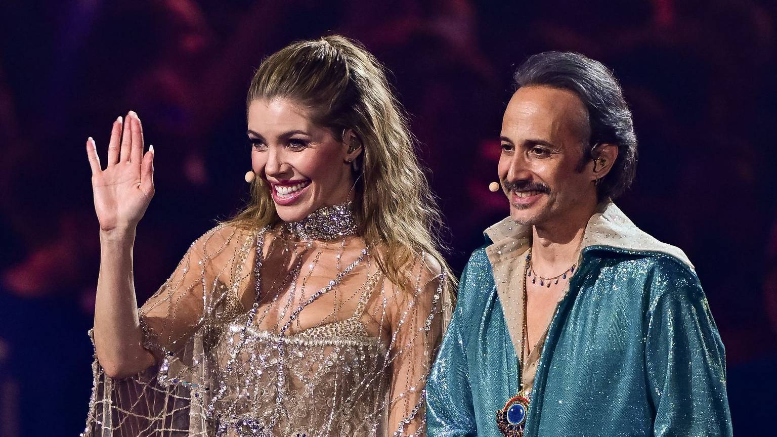 Das Moderatoren-Duo Victoria Swarovski und Michael Ostrowski kommt beim ESC-Publikum nicht besonders gut an. (Bild: Getty Images / Christian Bruna)