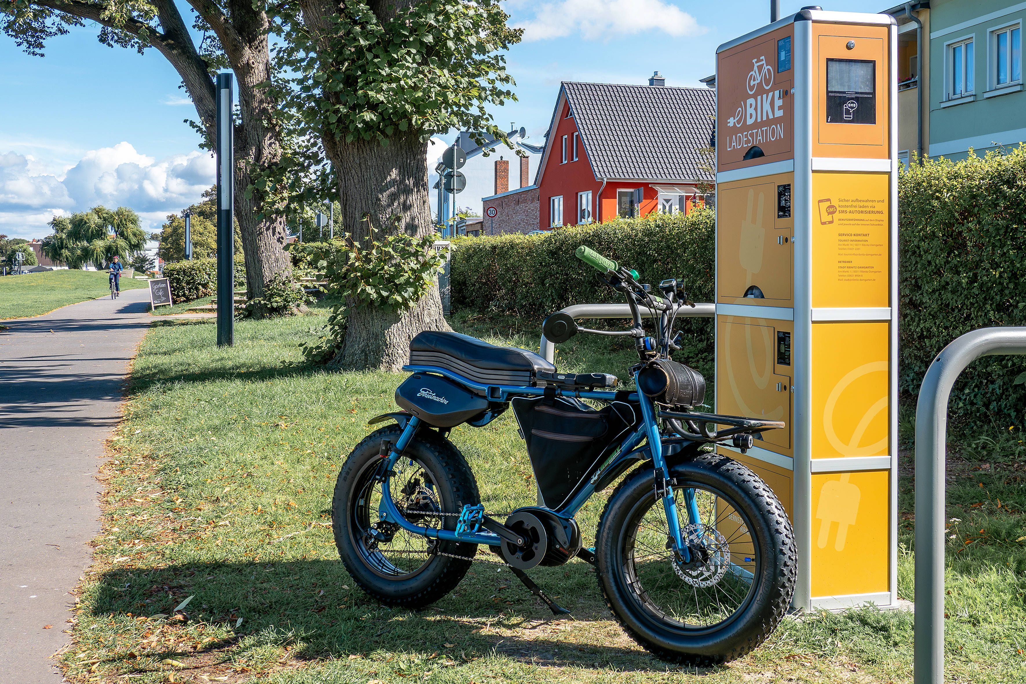E-Bike steht an einer Ladestation.