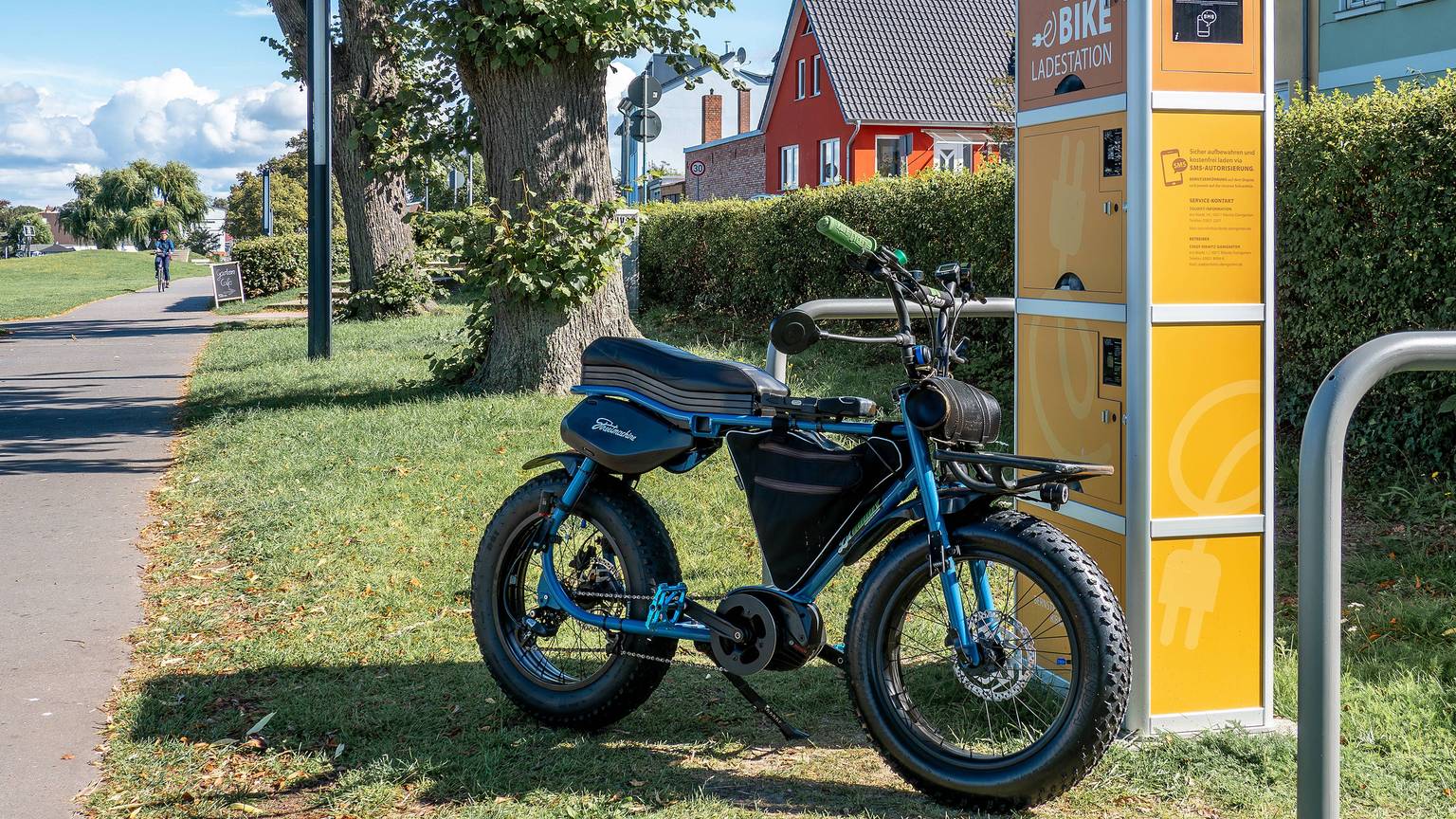 E-Bike steht an einer Ladestation.