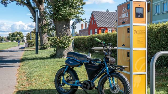 E-Bike steht an einer Ladestation.