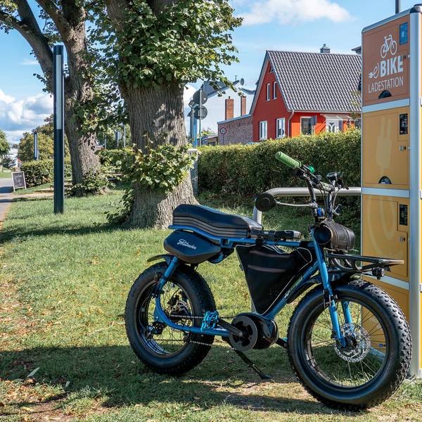 E-Bike steht an einer Ladestation.