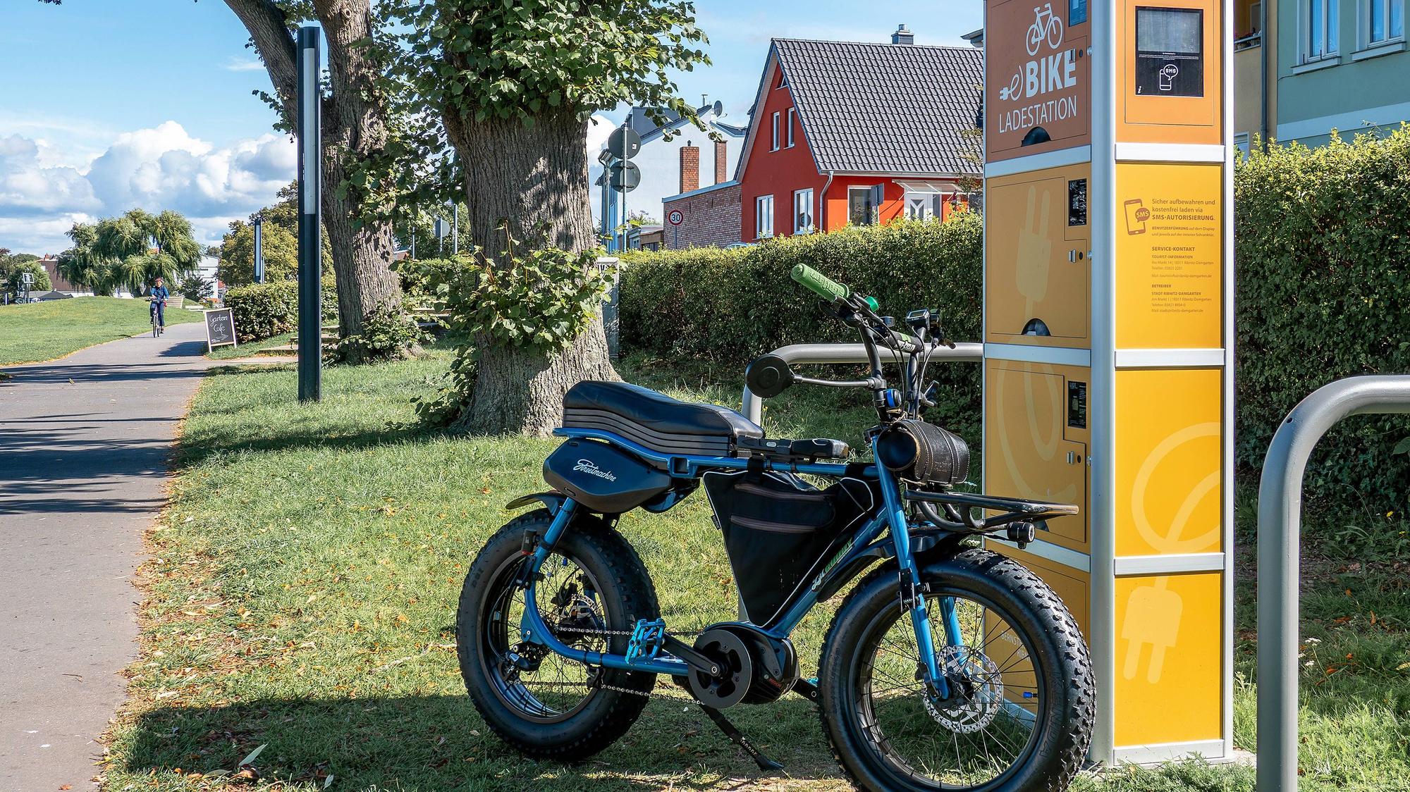 E-Bike steht an einer Ladestation.