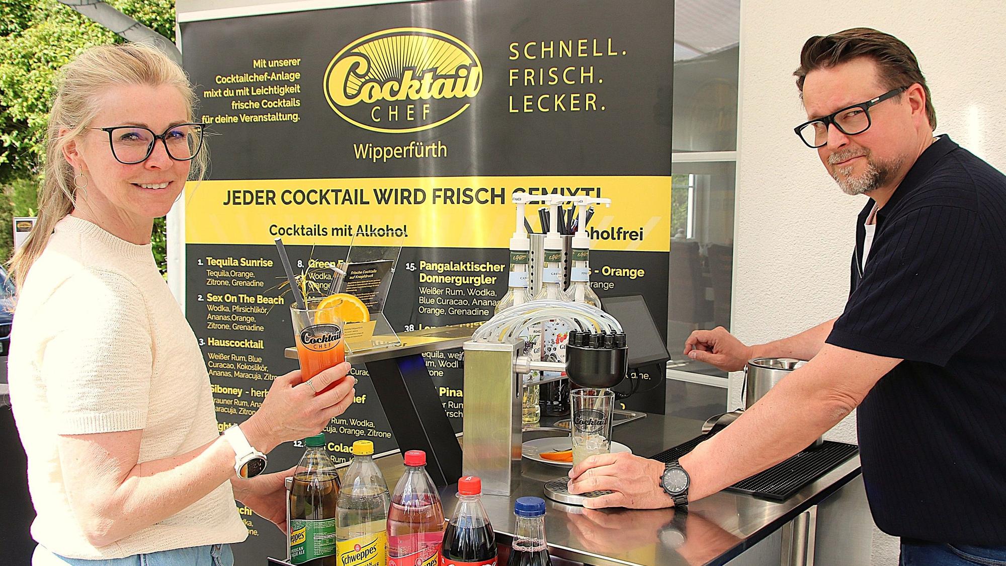 Michael Schacht und Silke Heinzemann vor der mobilen vollautomatischen Cocktailbar.